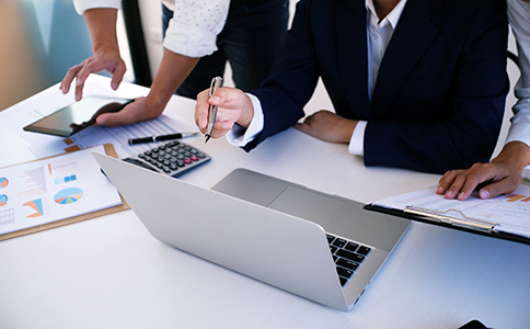 ?？诖涃~公司收費的影響因素