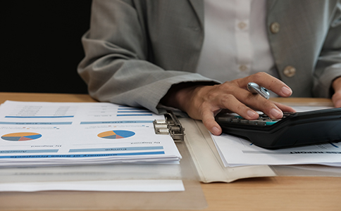 ?？诠痉ㄈ俗兏鞒?></p><h3>三、?？诠痉ㄈ俗兏鞒?/h3><p>?？诠痉ㄈ俗兏牧鞒炭梢苑譃橐韵聨讉€步驟：</p><p>1. 召開股東會或董事會會議</p><p>公司需要召開股東會或董事會，討論并通過法人變更的議案。在股東會或董事會決議通過后，變更流程才可以正式啟動。決議文件將作為法人變更的重要依據。</p><p>2. 修改公司章程</p><p>根據股東會或董事會決議，修改公司章程，更新新的法人信息。公司章程是公司治理的基礎文件，法人信息的變更需要及時反映在章程中。</p><p>3. 準備法人變更材料</p><p>企業(yè)需要準備好所有必要的材料，包括股東會或董事會決議、公司章程修正案、新法人的身份證明、營業(yè)執(zhí)照副本等。確保所有材料完整無誤，才能順利進行下一步。</p><p>4. 提交變更申請</p><p>企業(yè)將所有準備好的材料提交至?？谑泄ど绦姓芾砭?，填寫相關表格并提出法人變更申請。申請表格需包括公司基本信息、原法人信息以及新法人的詳細資料。</p><p>5. 工商局審核和批準</p><p>工商行政管理局會對提交的材料進行審核，確保合法合規(guī)。若審核通過，工商局將批準法人變更并出具新的營業(yè)執(zhí)照。</p><p>6. 領取新營業(yè)執(zhí)照</p><p>一旦變更申請被批準，企業(yè)就可以領取新的營業(yè)執(zhí)照。新法人信息將出現在新的執(zhí)照上，企業(yè)的法定代表人正式變更。</p><p>7. 更新稅務、銀行信息</p><p>法人變更后，企業(yè)還需要到稅務局、銀行等相關部門更新法人信息，確保公司與外部機構的合同和業(yè)務交易合法有效。特別是稅務信息的更新，以免影響企業(yè)的稅務處理。</p><h3>四、法人變更中的常見問題及解決辦法</h3><p>在進行法人變更時，企業(yè)主可能會遇到以下問題：</p><p>- 債務未清問題：如果公司在法人變更時有未清償的債務，可能會導致變更的延遲。建議在進行法人變更之前，確保公司的債務問題已經得到妥善解決。</p><p>- 股東意見分歧：如果股東對新法人的選定存在意見分歧，建議提前做好溝通和協(xié)調，確保股東會或董事會決議的順利通過。</p><p>- 稅務登記滯后：法人變更后，企業(yè)需要及時到稅務局更新相關信息，避免因信息滯后而產生稅務風險。</p><h3>五、法人變更后的注意事項</h3><p>完成法人變更后，企業(yè)還需要注意以下事項：</p><p>- 及時更新公司證照信息：法人變更后，公司需要更新各種證照，如營業(yè)執(zhí)照、稅務登記證、銀行賬戶信息等。</p><p>- 員工與客戶溝通：法人變更可能對公司內部管理產生影響，建議及時與員工和客戶溝通，確保公司運營不受影響。</p><p>- 法律風險防范：變更后，要確保所有合同和協(xié)議中都更新了新法人的信息，以防止法律風險。</p><h3>六、總結</h3><p>?？诠痉ㄈ俗兏鞒屉m然較為繁瑣，但只要企業(yè)按照規(guī)定的步驟和材料辦理，整個過程通常不會太復雜。關鍵是要確保法人變更前公司的財務狀況和法律事務處理得當。若在變更過程中遇到任何問題，企業(yè)可以隨時咨詢?？阢茣嫻?，我們將為您提供專業(yè)的建議和幫助，確保法人變更順利進行。</p>                </div>
                <p class=