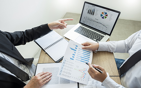 ?？诠咀?></p><h3>一、海口公司注冊的前期準(zhǔn)備</h3><p>在正式進(jìn)入?？诠咀缘牧鞒讨?，企業(yè)主需要做好以下準(zhǔn)備工作：</p><p>1. 確定公司類型：根據(jù)業(yè)務(wù)需求，選擇適合的公司類型，如有限責(zé)任公司、股份有限公司等。</p><p>2. 公司名稱核準(zhǔn)：準(zhǔn)備3-5個公司名稱，確保名稱符合相關(guān)規(guī)定，并通過?？谑惺袌霰O(jiān)督管理局的核名系統(tǒng)進(jìn)行核準(zhǔn)。</p><p>3. 確定注冊資本：根據(jù)公司類型和業(yè)務(wù)規(guī)模，確定注冊資本，并選擇合適的出資方式。</p><p>4. 準(zhǔn)備注冊地址：確保公司注冊地址符合要求，可以是實際辦公地址或虛擬地址。<br><img src=