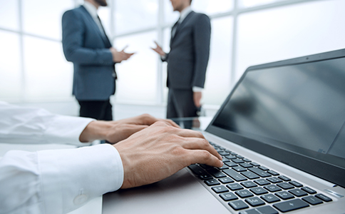 ?？诓惋嫻咀粤鞒?></p><h3>三、?？诓惋嫻咀粤鞒?/h3><p>注冊?？诓惋嫻就ǔ７譃橐韵聨讉€(gè)步驟：</p><p>1. 公司名稱核準(zhǔn)</p><p>企業(yè)主需要到?？诠ど叹诌M(jìn)行名稱核準(zhǔn)。名稱通過后，可以進(jìn)入下一步注冊流程。</p><p>2. 提交注冊材料</p><p>包括法人身份證明、股東身份證明、注冊地址證明、餐飲經(jīng)營許可證申請表等。確保資料齊全，減少因資料不齊全導(dǎo)致的延誤。</p><p>3. 領(lǐng)取營業(yè)執(zhí)照</p><p>提交注冊材料后，工商部門會進(jìn)行審查，若審核通過，將頒發(fā)營業(yè)執(zhí)照。一般情況下，餐飲公司注冊過程大約需要7-10個(gè)工作日。</p><p>4. 辦理稅務(wù)登記</p><p>公司注冊完成后，需前往稅務(wù)部門辦理稅務(wù)登記，領(lǐng)取稅務(wù)登記證，并根據(jù)經(jīng)營情況選擇合適的稅務(wù)類型。</p><p>5. 辦理食品相關(guān)許可證</p><p>根據(jù)公司具體經(jīng)營內(nèi)容，辦理餐飲服務(wù)許可證、食品流通許可證等相關(guān)證件。</p><p>6. 銀行開戶</p><p>完成所有注冊手續(xù)后，公司需要在銀行開設(shè)基本賬戶，以便日后的經(jīng)營結(jié)算和資金管理。</p><h3>四、?？诓惋嫻咀猿Ｒ妴栴}解答</h3><p>1. 餐飲公司注冊資金多少合適?</p><p>餐飲公司注冊資金沒有嚴(yán)格要求，可以根據(jù)公司的規(guī)模來決定。一般來說，規(guī)模較大的餐飲公司可能需要較高的注冊資本。</p><p>2. 餐飲服務(wù)許可證怎么申請?</p><p>企業(yè)主需要提供餐飲經(jīng)營場所的衛(wèi)生條件、廚房設(shè)備、員工健康檢查報(bào)告等相關(guān)資料，經(jīng)過衛(wèi)生部門審核后可獲得許可證。</p><p>3. ?？诓惋嫻咀缘臅r(shí)間和費(fèi)用是多少?</p><p>通常情況下，注冊海口餐飲公司需要7-10個(gè)工作日。費(fèi)用方面，除了工商注冊費(fèi)用外，還需考慮申請各類許可證的費(fèi)用。</p><h3>五、總結(jié)</h3><p>總的來說，?？诓惋嫻咀詶l件相對明確，但需要注意一些特殊的許可要求，如餐飲服務(wù)許可證、食品流通許可證以及消防合格證明等。遵循相關(guān)規(guī)定，并提供齊全的資料，將大大提高注冊的成功率。</p><p>如果您在注冊過程中有任何問題或需要進(jìn)一步咨詢，建議隨時(shí)聯(lián)系?？阢茣?jì)公司，我們的專業(yè)團(tuán)隊(duì)將為您提供一對一的指導(dǎo)與服務(wù)，確保您順利完成餐飲公司注冊，順利啟動您的創(chuàng)業(yè)之路。</p><div   id=