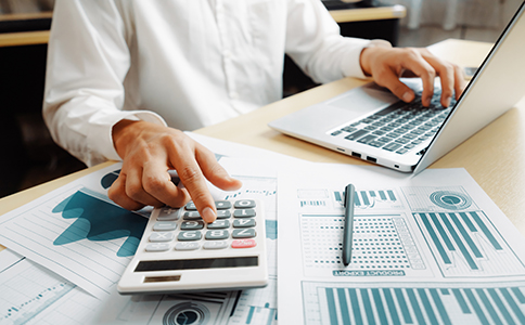 ?？谧庸咀粤鞒?></p><h3>海口子公司注冊流程</h3><p>在?？谧宰庸荆髽I(yè)主需要按照一定的程序進行。下面是詳細的?？谧庸咀粤鞒碳靶枰牟牧?。</p><p>1. 確定子公司類型</p><p>首先，企業(yè)主需要明確子公司的類型。子公司一般有兩種形式：外商投資子公司和國內(nèi)企業(yè)子公司。不同類型的子公司，注冊流程和所需材料略有不同。確定好子公司類型后，才能進一步進行后續(xù)的注冊步驟。</p><p>2. 名稱核準</p><p>在?？谧宰庸厩埃紫刃枰M行名稱核準。企業(yè)主應(yīng)根據(jù)公司名稱的要求，選擇一個符合規(guī)定的名稱。具體流程為：</p><p>- 提交名稱預(yù)先核準申請。</p><p>- 提交申請后，工商局會進行審核，核準通過后會發(fā)放《企業(yè)名稱預(yù)先核準通知書》。</p><p>3. 提交注冊材料</p><p>完成名稱核準后，接下來需要提交完整的注冊材料。?？谧庸咀粤鞒碳靶枰牟牧先缦拢?/p><p>- 公司章程：公司章程需要符合?？诠ど套缘南嚓P(guān)規(guī)定，明確公司的經(jīng)營范圍、組織結(jié)構(gòu)等內(nèi)容。</p><p>- 法人代表身份證明：法人代表的身份證復(fù)印件及其個人簡歷。</p><p>- 公司注冊地址：提供實際經(jīng)營地址的租賃合同或房產(chǎn)證復(fù)印件。</p><p>- 投資人身份證明：投資人或母公司的身份證復(fù)印件或營業(yè)執(zhí)照復(fù)印件。</p><p>- 注冊資本承諾書：提交公司的注冊資本承諾書，說明公司資金來源及投資額。</p><p>- 母公司營業(yè)執(zhí)照復(fù)印件：如果是母公司設(shè)立子公司，需提供母公司的營業(yè)執(zhí)照復(fù)印件及相關(guān)法律文件。</p><p>4. 辦理工商注冊</p><p>提交完相關(guān)材料后，企業(yè)主可以向?？谑泄ど绦姓芾砭稚暾堔k理工商注冊。工商局會對材料進行審核，審核通過后，會發(fā)放《企業(yè)法人營業(yè)執(zhí)照》。</p><p>5. 刻制公章</p><p>在獲得營業(yè)執(zhí)照后，企業(yè)主還需要去公安機關(guān)指定的地方刻制公司公章、法人章、財務(wù)章等。公章刻制完成后，企業(yè)才具備開展正式經(jīng)營活動的條件。</p><p>6. 開設(shè)銀行賬戶</p><p>注冊完成后，企業(yè)主需要在銀行開設(shè)公司的基本賬戶，用于日常的資金管理。開設(shè)賬戶時，需要攜帶營業(yè)執(zhí)照、法人身份證、公司章程等材料。</p><p>7. 稅務(wù)登記</p><p>最后一步是辦理稅務(wù)登記，企業(yè)主需要向?？诙悇?wù)局報備，申請辦理稅務(wù)登記證。這一步驟對于確保企業(yè)合規(guī)經(jīng)營至關(guān)重要。<br><img src=