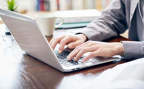 ?？诨榻楣咀粤鞒?></p><h3>一、?？诨榻楣咀粤鞒?/h3><p>在?？谧曰榻楣荆裱韵铝鞒虒椭沩樌瓿烧麄€(gè)注冊過程。</p><p>1. 公司名稱預(yù)先核準(zhǔn)</p><p>婚介公司注冊的第一步是申請公司名稱預(yù)先核準(zhǔn)。在?？谧曰榻楣緯r(shí)，首先需要確保公司名稱沒有重復(fù)或者相似性，避免侵犯他人商標(biāo)或公司名稱權(quán)。你可以在?？诠ど叹止倬W(wǎng)或者通過專業(yè)代理機(jī)構(gòu)進(jìn)行名稱核準(zhǔn)，確保公司的名稱符合注冊要求。</p><p>2. 準(zhǔn)備注冊資料</p><p>完成名稱核準(zhǔn)后，你需要準(zhǔn)備一系列公司注冊所需的資料。這些資料包括：</p><p>- 公司法人身份證復(fù)印件：婚介公司法定代表人必須提供身份證明。</p><p>- 股東身份證明：公司股東的身份證復(fù)印件。</p><p>- 公司注冊地址證明：提供租賃合同或房產(chǎn)證明。</p><p>- 公司章程：詳細(xì)說明公司的組織結(jié)構(gòu)、經(jīng)營范圍、股東權(quán)益等。</p><p>- 投資人、法定代表人的簡歷：證明其資質(zhì)與經(jīng)驗(yàn)，符合相關(guān)要求。</p><p>3. 提交注冊申請</p><p>將上述資料整理好后，提交至?？谑泄ど绦姓芾砭诌M(jìn)行公司注冊申請。需要填寫相關(guān)表格，并繳納注冊費(fèi)用。?？谧曰榻楣镜牧鞒桃话阈枰?-5個(gè)工作日，具體時(shí)間可能受當(dāng)?shù)卣叩挠绊憽?/p><p>4. 稅務(wù)登記</p><p>公司注冊成功后，你需要前往當(dāng)?shù)囟悇?wù)局辦理稅務(wù)登記。這是確保公司合法納稅的關(guān)鍵步驟。在稅務(wù)登記時(shí)，婚介公司通常需要辦理增值稅、企業(yè)所得稅等稅務(wù)手續(xù)。</p><p>5. 申請行業(yè)許可證</p><p>婚介公司屬于特殊行業(yè)，除了工商注冊外，還需要申請行業(yè)相關(guān)的許可證。具體來說，你需要到?？谑忻裾块T申請《婚姻服務(wù)機(jī)構(gòu)執(zhí)業(yè)證書》。該證書是婚介公司合法運(yùn)營的憑證，必須在公司注冊后盡快辦理。</p><h3>二、?？诨榻楣咀缘奶厥庖?/h3><p>婚介公司在注冊時(shí)，除了常規(guī)的工商注冊流程外，還需注意以下特殊要求：</p><p>1. 公司法定代表人的資質(zhì)要求</p><p>海口注冊婚介公司時(shí)，法定代表人通常需滿足一定的資質(zhì)條件。根據(jù)規(guī)定，法定代表人必須年滿28歲以上，并且沒有犯罪記錄。此外，婚介公司法定代表人最好具備一定的婚姻咨詢或心理學(xué)相關(guān)背景，能更好地服務(wù)客戶。</p><p>2. 經(jīng)營范圍的明確</p><p>在注冊時(shí)，婚介公司需要明確自己的經(jīng)營范圍。除了提供婚介服務(wù)外，可以涉及婚姻咨詢、情感修復(fù)、婚禮策劃等領(lǐng)域。因此，合理規(guī)劃經(jīng)營范圍，能幫助公司提升市場競爭力，吸引更多客戶。</p><p>3. 辦公場所要求</p><p>婚介公司需要有合法的辦公場所，并且場地需符合當(dāng)?shù)卣叩囊?guī)定。辦公場所不能設(shè)立在住宅區(qū)，需要有獨(dú)立的經(jīng)營地址。<br><img src=