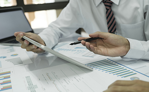 ?？诓惋嫻咀运璨牧?></p><h3>三、?？诓惋嫻咀运璨牧?/h3><p>注冊海口餐飲公司時，準備好以下材料可以提高注冊效率：</p><p>- 法人和股東身份證明：包括法人代表和各股東的身份證及聯(lián)系方式。</p><p>- 租賃合同或房產證明：提供公司辦公地點的租賃合同或產權證明。</p><p>- 公司章程：公司章程必須符合相關法律法規(guī)，明確公司運營規(guī)則和管理結構。</p><p>- 食品經營許可證申請材料：餐飲公司在注冊后還需要申請食品經營許可證，提供相關的衛(wèi)生和安全證明。</p><h3>四、海口餐飲公司注冊的費用</h3><p>在?？谧圆惋嫻?，涉及的費用主要包括以下幾個方面：</p><p>- 工商注冊費用：工商局的注冊費用通常較低，一般幾百元左右。</p><p>- 刻章費用：公章、財務章等費用一般在300元左右。</p><p>- 食品經營許可證費用：該費用根據餐飲公司的規(guī)模和類型有所不同，一般在500元到2000元之間。</p><p>- 稅務登記費用：稅務登記通常不收取額外費用，但需要向會計事務所支付一定的財務服務費用。</p><h3>五、?？诓惋嫻咀缘淖⒁馐马?/h3><p>在注冊?？诓惋嫻緯r，企業(yè)主需要注意以下幾點：</p><p>- 場地要求：餐飲公司必須符合餐飲衛(wèi)生和安全要求，注冊前需確保經營場所符合相關規(guī)定。</p><p>- 食品安全：餐飲企業(yè)需要遵守食品安全法，建立完善的食品安全管理體系，并確保工作人員具備食品安全培訓。</p><p>- 許可證辦理：申請食品經營許可證時，必須按照餐飲行業(yè)的規(guī)定辦理，避免因手續(xù)不全而耽誤開業(yè)。</p><h3>六、總結</h3><p>總體來說，?？诓惋嫻咀缘牧鞒滔鄬啙崳孕枳袷禺數氐姆ㄒ?guī)和行業(yè)標準。確保公司名稱、經營場地、法人資格、食品安全等方面符合要求，能夠順利獲得相關許可證。注冊過程中的各項材料和費用準備也需要企業(yè)主提前規(guī)劃，以確保順利通過注冊。</p><p>若您有任何關于?？诓惋嫻咀缘囊蓡枺蛘咝枰獙I(yè)的注冊服務，歡迎隨時咨詢?？阢茣嫻?，我們將為您提供專業(yè)的支持和幫助，助力您的創(chuàng)業(yè)之路更加順暢。</p><div   id=