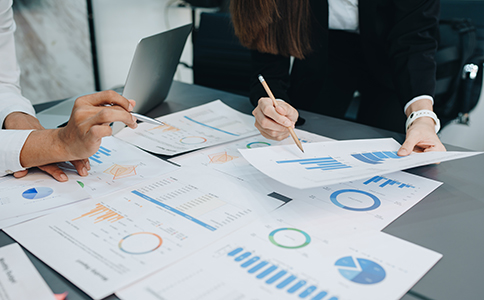 ?？诮鹑诠咀缘乃璨牧?></p><h3>三、海口金融公司注冊的所需材料</h3><p>注冊?？诮鹑诠緯r(shí)，您需要準(zhǔn)備一系列材料以滿足工商和金融監(jiān)管機(jī)構(gòu)的要求。這些材料包括：</p><p>- 公司章程：詳細(xì)列明公司運(yùn)營的規(guī)則和管理架構(gòu)。</p><p>- 法人代表身份證明：包括法人代表的身份證復(fù)印件及其照片。</p><p>- 公司注冊地址證明：證明公司租賃或擁有注冊地點(diǎn)的相關(guān)文件。</p><p>- 注冊資本證明：根據(jù)行業(yè)要求，金融公司通常需要較高的注冊資本證明。</p><p>- 金融業(yè)務(wù)計(jì)劃書：包括公司經(jīng)營范圍、未來發(fā)展規(guī)劃等內(nèi)容。</p><h3>四、?？诮鹑诠咀缘馁M(fèi)用和時(shí)間</h3><p>注冊?？诮鹑诠拘枰馁M(fèi)用主要包括政府收取的登記費(fèi)用、金融監(jiān)管機(jī)構(gòu)的審批費(fèi)用、以及其他相關(guān)服務(wù)的費(fèi)用。不同類型的金融公司，費(fèi)用和注冊資本的要求也有所不同。一般來說，注冊?？诮鹑诠究赡苄枰獢?shù)萬元的啟動(dòng)資金。</p><p>注冊過程通常需要1至3個(gè)月的時(shí)間，具體時(shí)間根據(jù)公司類型及審批流程的復(fù)雜度而有所不同。</p><h3>五、?？诮鹑诠咀缘某Ｒ妴栴}</h3><p>1. 海口金融公司注冊的門檻是否高?</p><p>金融公司注冊的門檻相對較高，特別是對于需要監(jiān)管審批的金融公司。確保您的公司符合所有法律法規(guī)的要求非常重要。</p><p>2. 如何選擇合適的金融公司類型?</p><p>選擇金融公司類型時(shí)，應(yīng)根據(jù)自己的業(yè)務(wù)需求以及市場需求來確定。如果您計(jì)劃提供融資租賃、貸款等服務(wù)，可以選擇相應(yīng)類型的金融公司。</p><p>3. 是否需要聘請專業(yè)代理機(jī)構(gòu)?</p><p>由于金融公司注冊涉及復(fù)雜的法律和金融法規(guī)，建議在注冊過程中咨詢專業(yè)的會計(jì)師事務(wù)所或法律顧問，確保注冊過程符合所有規(guī)定。</p><h3>六、總結(jié)</h3><p>注冊?？诮鹑诠臼且粋€(gè)系統(tǒng)而復(fù)雜的過程，涉及到多個(gè)部門和審批流程。確保在注冊過程中準(zhǔn)備好所有必要材料，并且遵守相關(guān)法律法規(guī)，能夠幫助您順利開辦公司。如果您在注冊過程中遇到任何問題，可以隨時(shí)咨詢海口泓灼會計(jì)公司，我們的專業(yè)團(tuán)隊(duì)將為您提供詳細(xì)的指導(dǎo)和支持。</p><p>注冊金融公司不僅是啟動(dòng)金融業(yè)務(wù)的第一步，也是您通向成功的關(guān)鍵一步。通過精心的準(zhǔn)備和正確的操作，您將能夠在?？陧樌麊?dòng)并經(jīng)營您的金融公司。</p>                </div>
                <p class=