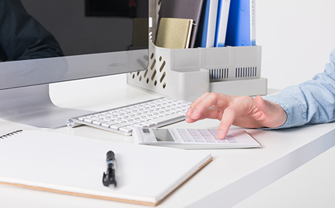 注冊?？诠ぷ魇?></p><h3>一、選擇工作室類型</h3><p>在開始注冊之前，首先要明確自己注冊的工作室類型。海口的工作室通常分為兩種形式：獨資工作室和合伙工作室。</p><p>1. 獨資工作室：由一個人出資成立，股東為個人，企業(yè)的經(jīng)營管理由個人負責，承擔無限責任。適合那些希望自己完全控制公司運營的創(chuàng)業(yè)者。</p><p>2. 合伙工作室：由兩個或以上的股東共同投資成立，股東之間共享利潤、風(fēng)險和責任。適合團隊創(chuàng)業(yè)或需要多人合作的項目。</p><p>選擇好工作室類型后，接下來就是準備相關(guān)材料和進入注冊流程了。</p><h3>二、注冊工作室所需材料</h3><p>在注冊海口工作室之前，您需要準備以下材料：</p><p>1. 法定代表人身份證明：提供法定代表人的身份證復(fù)印件，確保其身份合法有效。</p><p>2. 工作室名稱：注冊工作室名稱時，需進行名稱預(yù)先核準。?？诘墓ど叹忠蠊ぷ魇颐Q具有唯一性，并符合相關(guān)規(guī)定，因此需要提前想好名字，并核實是否已被他人注冊。</p><p>3. 注冊地址證明：工作室必須有合法的辦公地址，可以提供租賃合同或房產(chǎn)證復(fù)印件。如果是合伙工作室，還需要提供所有合伙人的地址信息。</p><p>4. 經(jīng)營范圍：明確工作室將從事的業(yè)務(wù)范圍，工商局會根據(jù)該范圍審查工作室的合法性和運營性。經(jīng)營范圍要具體，避免過于寬泛或不切實際的描述。</p><p>5. 注冊資本證明：雖然目前很多地區(qū)已經(jīng)取消了注冊資本的實際出資要求，但您仍需要在注冊時填寫擬定的注冊資本，部分行業(yè)或領(lǐng)域可能有特定要求。</p><p>6. 股東信息及合伙協(xié)議：如果是合伙工作室，除了準備股東身份證明外，還需準備合伙協(xié)議，明確各股東的權(quán)利和義務(wù)。<br><img src=