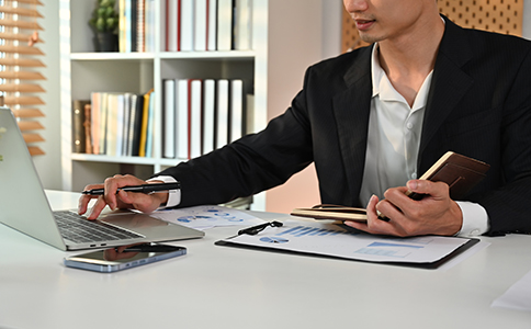 ?？谧?cè)獵頭公司基本條件