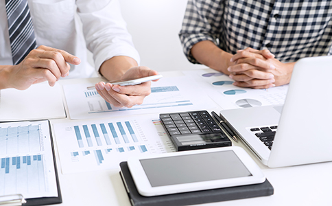 ?？谧怨舅璨牧?></p><h3>三、?？谧怨舅璨牧?/h3><p>1. 股東和法人身份證明</p><p>所有股東和法人代表需要提供有效的身份證明。若為法人代表，需提供公司營業(yè)執(zhí)照及法人身份證復(fù)印件。</p><p>2. 公司章程</p><p>公司章程是公司成立時的基本文件，涉及股東權(quán)益、公司運營規(guī)則等內(nèi)容。該章程需由所有股東簽署，明確公司的經(jīng)營方針及管理結(jié)構(gòu)。</p><p>3. 注冊地址證明</p><p>注冊公司時需提供有效的注冊地址證明，通常是租賃合同或者房產(chǎn)證復(fù)印件。</p><p>4. 銀行開戶許可證</p><p>注冊公司后，還需要在銀行開設(shè)公司賬戶，并提供銀行開戶許可證。</p><h3>四、?？谧怨巨k理流程與周期</h3><p>注冊公司的流程大致可以分為以下幾個步驟：</p><p>1. 公司名稱核準(zhǔn)</p><p>提交公司名稱申請，等待相關(guān)部門進行核查并批準(zhǔn)。若名稱符合規(guī)定，則可進行下一步操作。</p><p>2. 提交注冊資料</p><p>提交公司注冊申請資料，包括公司章程、股東身份證明、注冊地址證明等相關(guān)文件。</p><p>3. 領(lǐng)取營業(yè)執(zhí)照</p><p>提交完資料后，相關(guān)部門將審核通過，領(lǐng)取營業(yè)執(zhí)照。這是公司正式注冊的標(biāo)志。</p><p>4. 刻章與稅務(wù)登記</p><p>辦理完營業(yè)執(zhí)照后，企業(yè)還需要到公安機關(guān)指定的刻章單位刻章，并完成稅務(wù)登記。稅務(wù)登記后，企業(yè)將正式成為納稅人。</p><p>5. 開設(shè)銀行賬戶</p><p>公司成立后，還需要開設(shè)基本銀行賬戶，進行日常經(jīng)營活動的資金管理。</p><p>整個注冊流程大致需要5-7個工作日，如果沒有其他特殊情況，通?？梢栽?0個工作日內(nèi)完成。</p><h3>總結(jié)</h3><p>在海口注冊公司，雖然條件相對簡單，但要注意每個環(huán)節(jié)的細(xì)節(jié)。通過了解注冊公司條件和流程，您可以為創(chuàng)業(yè)打下堅實的基礎(chǔ)。然而，由于政策可能發(fā)生變化，建議在注冊前與專業(yè)公司溝通，確保流程順利。如果您有任何疑問或需要幫助，隨時可以聯(lián)系 ?？阢茣嫞覀兲峁┤娴墓咀宰稍兎?wù)，助您快速啟動創(chuàng)業(yè)之路。</p><div   id=