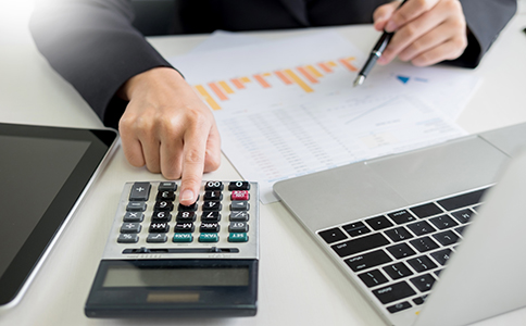 ?？诠痉ㄈ俗兏鞒?></p><h3>一、?？诠痉ㄈ俗兏鞒谈攀?/h3><p>海口公司法人變更流程涉及一系列的法律程序，通常包括以下幾個(gè)步驟：</p><p>1. 股東會或董事會決議</p><p>首先，公司的股東會或董事會需通過決議，決定變更法人代表。決議中需要明確說明新的法人代表人選，并表明變更法人代表的理由和相關(guān)安排。</p><p>2. 修改公司章程</p><p>法人變更后，需要對公司章程進(jìn)行相應(yīng)的修改，確保公司章程與新的法人信息一致。章程修改須由股東會或董事會通過。</p><p>3. 準(zhǔn)備法人變更所需材料</p><p>公司法人變更涉及一系列必需材料，如新的法人身份證明、公司章程修改證明等。企業(yè)需要準(zhǔn)備完整的材料以便提交給工商行政管理部門。</p><p>4. 提交變更申請</p><p>準(zhǔn)備好相關(guān)材料后，企業(yè)需要向?？谑泄ど叹痔峤环ㄈ俗兏暾?，申請書中需注明變更內(nèi)容，包括新法人代表的姓名、身份證號碼等信息。</p><p>5. 工商局審核</p><p>工商局收到申請后，會對提交的材料進(jìn)行審核，確保其符合相關(guān)法律法規(guī)。若材料齊全且符合規(guī)定，工商局會發(fā)放新的營業(yè)執(zhí)照。</p><p>6. 領(lǐng)取新營業(yè)執(zhí)照</p><p>審核通過后，企業(yè)需根據(jù)通知前往工商局領(lǐng)取新的營業(yè)執(zhí)照，法人變更正式完成。<br><img src=