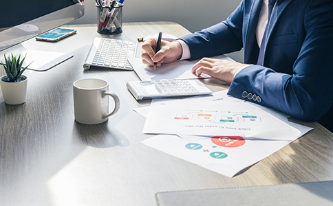 ?？诜止咀缘脑敿毩鞒?></p><h3>海口分公司注冊的詳細流程</h3><p>1. 名稱預先核準</p><p>注冊分公司首先需要進行名稱核準。分公司的名稱一般應包含母公司的名稱，并在后面加上“分公司”字樣。企業(yè)需向?？谑惺袌霰O(jiān)督管理局提交名稱申請，核查該名稱是否已被注冊。名稱核準通過后，才能進行后續(xù)的注冊流程。</p><p>2. 準備注冊材料</p><p>注冊分公司需要準備以下核心材料：</p><p>母公司的營業(yè)執(zhí)照副本及復印件</p><p>分公司負責人的身份證明(身份證原件及復印件)</p><p>分公司辦公地址的租賃合同或產(chǎn)權(quán)證明</p><p>母公司出具的董事會或股東會決議，明確授權(quán)設立分公司</p><p>分公司的經(jīng)營范圍說明(不得超出母公司經(jīng)營范圍)</p><p>分公司章程或管理制度</p><p>其他行業(yè)特殊要求的資質(zhì)或許可證明</p><p>3. 提交注冊申請</p><p>準備好所有材料后，企業(yè)需向?？谑惺袌霰O(jiān)督管理局提交分公司設立登記申請?，F(xiàn)在，海口市支持網(wǎng)上提交資料，方便企業(yè)快捷辦理。審核機構(gòu)會對提交的材料進行審核，核實企業(yè)資格和材料的真實性。</p><p>4. 審核與領取營業(yè)執(zhí)照</p><p>通常，?？谑袌霰O(jiān)督管理局會在15個工作日內(nèi)完成審核。如審核通過，企業(yè)即可領取分公司營業(yè)執(zhí)照，分公司正式具備經(jīng)營資格，具備獨立開展業(yè)務的法律憑證。</p><p>5. 后續(xù)辦理手續(xù)</p><p>拿到營業(yè)執(zhí)照后，分公司還需完成以下手續(xù)：</p><p>刻制公章、財務章及法人章</p><p>銀行開戶，開設分公司獨立賬戶</p><p>稅務登記，辦理稅控設備和發(fā)票申請</p><p>社保登記，辦理員工社會保險手續(xù)(如有員工)</p><p>辦理相關行業(yè)許可證(若涉及特殊行業(yè))<br><img src=