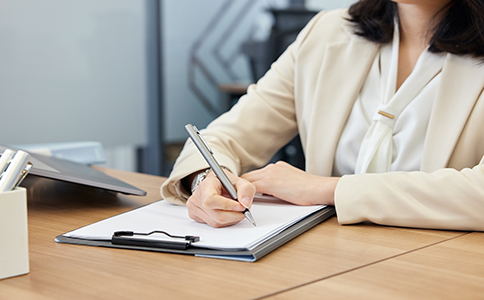 ?？谧怨?></p><h3>一、?？谧怨厩靶枰龊玫臏蕚?/h3><p>在正式注冊公司之前，創(chuàng)業(yè)者需要做好充分的準備工作，確保注冊流程順利進行。</p><p>1. 選擇合適的公司類型</p><p>?？诘墓绢愋椭饕ㄓ邢挢熑喂?、股份有限公司、個體工商戶以及外資企業(yè)等。不同類型的公司在資本、股東人數(shù)、經(jīng)營范圍等方面有不同的要求，選擇符合自己業(yè)務性質(zhì)和發(fā)展規(guī)劃的類型尤為重要。</p><p>2. 企業(yè)名稱核準</p><p>企業(yè)名稱是公司的“門面”，需要提前在?？谑袌霰O(jiān)管局進行名稱預先核準。名稱應符合相關規(guī)定，避免重復和不合規(guī)詞匯。建議準備3-5個備選名稱以提高核準通過率。</p><p>3. 注冊資本準備</p><p>根據(jù)公司類型和行業(yè)性質(zhì)，?？诠咀詫ψ再Y本的要求也有所不同。自2014年起實行認繳制，注冊資本不必一次性繳清，但注冊資本的合理設置關系到公司的信用和經(jīng)營能力。<br><img src=