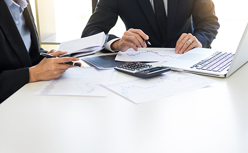 ?？谧庸咀缘牧鞒?></p><h3>一、?？谧庸咀缘牧鞒淘斀?/h3><p>1. 名稱預先核準</p><p>首先，企業(yè)需在?？谑袌霰O(jiān)督管理局進行子公司名稱的預先核準。名稱核準階段需要準備多個備選名稱，確保符合工商登記規(guī)定且避免與已有企業(yè)重名。</p><p>2. 準備注冊材料</p><p>核名通過后，準備子公司設立申請所需材料。常見材料包括母公司營業(yè)執(zhí)照副本復印件、法定代表人身份證明、子公司章程、設立決議、注冊地址證明等。</p><p>3. 提交注冊申請</p><p>將所有資料提交至海口市場監(jiān)督管理局或通過線上工商注冊系統(tǒng)遞交，正式申請子公司設立。</p><p>4. 審核及領取營業(yè)執(zhí)照</p><p>工商部門審核資料合格后，發(fā)放子公司營業(yè)執(zhí)照，標志著子公司注冊成功。</p><p>5. 刻章及銀行開戶</p><p>營業(yè)執(zhí)照領取后，完成公章、法人章及財務章的刻制，并前往銀行辦理基本賬戶開戶手續(xù)。</p><p>6. 稅務登記及社保開戶</p><p>最后，需到稅務機關辦理稅務登記，依法申報納稅，同時辦理社保和公積金賬戶登記，確保后續(xù)合法運營。</p><h3>二、?？谧庸咀运璨牧锨鍐?/h3><p>母公司營業(yè)執(zhí)照副本復印件(加蓋公章)</p><p>母公司法定代表人身份證明</p><p>子公司設立決議或母公司股東會決議</p><p>子公司公司章程(需符合最新法律法規(guī))</p><p>子公司法定代表人身份證明</p><p>注冊地址租賃合同或產權證明</p><p>相關行業(yè)許可文件(如涉及特許經營)</p><p>其他工商部門要求的補充材料<br><img src=