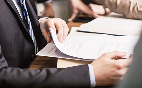 ?？诠咀缘刂纷兏鞒?></p><h3>?？诠咀缘刂纷兏鞒淘斀?/h3><p>進行?？诠咀缘刂纷兏髽I(yè)需要遵循一定的官方流程。一般包括以下幾個步驟：</p><p>1. 內(nèi)部決議批準</p><p>公司需召開股東會或董事會，通過正式會議決議，明確批準注冊地址變更事項，并形成書面文件。</p><p>2. 準備所需材料</p><p>變更申請需提交一系列材料，具體包括營業(yè)執(zhí)照副本、公司章程(如有變動需提交最新版本)、新注冊地址的合法證明(如租賃合同、產(chǎn)權(quán)證等)、以及股東會或董事會的決議文件。</p><p>3. 提交變更申請</p><p>企業(yè)可攜帶材料前往?？谑泄ど绦姓芾砭执翱谵k理，也可通過?？谡辗掌脚_線上提交，方便快捷。</p><p>4. 工商部門審核</p><p>工商部門對提交的材料進行審核，主要核實新地址的合法性及材料的完整性。</p><p>5. 領取新的營業(yè)執(zhí)照</p><p>審核通過后，企業(yè)可領取包含新注冊地址的營業(yè)執(zhí)照，完成變更登記。</p><h3>?？诠咀缘刂纷兏璨牧?/h3><p>完整、準確的材料是確保注冊地址變更順利通過的關鍵。?？谄髽I(yè)應提前準備以下材料：</p><p>企業(yè)營業(yè)執(zhí)照副本及復印件</p><p>新注冊地址的產(chǎn)權(quán)證明或合法有效的租賃合同</p><p>股東會或董事會關于地址變更的決議文件</p><p>公司章程(如因注冊地址變更涉及修改，則提供最新版)</p><p>填寫完整的工商變更申請表</p><p>部分特殊行業(yè)或特殊地址可能需額外提交相關審批文件，建議企業(yè)提前向工商部門咨詢具體要求。</p><p>辦理時間及費用</p><p>海口公司注冊地址變更一般辦理時間為7至15個工作日，視提交材料的完整性和工商局審核速度而定。費用方面，變更注冊地址的工商登記費用較低，通常在幾十元至百元區(qū)間，具體收費標準可根據(jù)?？诋?shù)毓ど叹忠?guī)定為準。</p><p>需要注意的是，若企業(yè)在地址變更后未及時完成稅務、社保等相關部門的同步變更，可能會影響正常經(jīng)營，甚至受到處罰。因此，變更后及時進行多部門備案同樣重要。<br><img src=