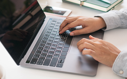 ?？诠煞葜乒咀粤鞒?></p><h3>一、海口股份制公司注冊流程</h3><p>注冊股份制公司在?？谛枰?jīng)歷規(guī)范的步驟，確保合規(guī)順利：</p><p>1. 名稱預先核準</p><p>創(chuàng)業(yè)者首先向?？谑袌霰O(jiān)督管理局提交公司名稱申請。需準備多個備選名稱，避免重名。名稱核準通過后獲得《企業(yè)名稱預先核準通知書》。</p><p>2. 準備注冊材料</p><p>根據(jù)工商局要求，準備相關注冊材料，包括股東身份證明、公司章程、股東會決議、董事監(jiān)事信息等。</p><p>3. 提交申請與材料審核</p><p>將所有材料遞交工商行政管理部門，接受審核。材料如有不足，及時補充完善。</p><p>4. 領取營業(yè)執(zhí)照</p><p>審核通過后，領取營業(yè)執(zhí)照，公司注冊正式完成。</p><p>5. 刻制印章與銀行開戶</p><p>憑營業(yè)執(zhí)照刻制公章、財務章、法人章等，并到銀行開立公司基本賬戶。</p><p>6. 稅務登記</p><p>至?？诙悇站洲k理稅務登記，確認納稅人資格，領取稅務發(fā)票。</p><p>7. 辦理特殊經(jīng)營許可(如需)</p><p>涉及特定行業(yè)還需辦理相關許可，如食品、金融等行業(yè)資質。</p><h3>二、?？诠煞葜乒咀詶l件</h3><p>在?？谧怨煞葜乒荆铦M足以下條件：</p><p>股東人數(shù)：最低2人，最多不超過200人。</p><p>注冊資本：實行認繳制，部分行業(yè)對注冊資本有最低要求。</p><p>住所：必須有真實有效的注冊地址，支持接收工商及稅務文件。</p><p>公司章程：制定符合法律規(guī)定的公司章程，明確股東權利和義務。</p><p>法定代表人：須指定一名法定代表人負責對外事務。<br><img src=