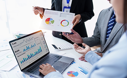 ?？诠镜刂樊惓５某Ｒ娫?></p><h3>一、?？诠镜刂樊惓５某Ｒ娫?/h3><p>?？诠镜刂樊惓＃ǔＶ傅氖枪ど滩块T在年度報告或現(xiàn)場核查時發(fā)現(xiàn)企業(yè)登記的注冊地址存在問題，無法正常聯(lián)系或驗證，進而將企業(yè)列入“經(jīng)營異常名錄”。造成地址異常的主要原因包括：</p><p>- 注冊地址無人接收：公司登記的地址無人辦公，無法聯(lián)系到企業(yè)負責人或工作人員。</p><p>- 注冊地址虛假：注冊地址并非企業(yè)實際辦公地點，或?qū)儆谧≌瑓^(qū)且不允許登記經(jīng)營。</p><p>- 年度報告未及時更新：企業(yè)未按時提交年度報告或報告中的地址信息與實際不符。</p><p>- 地址租賃合同到期未續(xù)簽：企業(yè)注冊地址合同到期但未及時續(xù)簽或變更。</p><p>- 企業(yè)自行遷址但未及時變更登記：搬遷后未向工商部門更新注冊地址信息。</p><h3>二、海口公司地址異常的危害</h3><p>被列入“公司地址異?！泵浐?，企業(yè)將面臨多方面的不利影響：</p><p>- 影響企業(yè)信用評級：工商系統(tǒng)和稅務系統(tǒng)會同步更新異常信息，降低企業(yè)信用等級。</p><p>- 限制部分業(yè)務辦理：銀行開戶、融資貸款、招投標、政府補貼申請等可能受限。</p><p>- 無法正常辦理年報：地址異常會導致企業(yè)無法完成工商年報，影響企業(yè)合法經(jīng)營資質(zhì)。</p><p>- 被列入黑名單：長期不整改，可能被列入嚴重違法失信企業(yè)黑名單，面臨更嚴厲處罰。</p><p>- 稅務風險加大：稅務機關可能對企業(yè)進行重點關注或稽查，增加稅務風險。<br><img src=