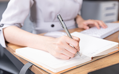 ?？谖锪鞴咀粤鞒?></p><h3>三、?？谖锪鞴咀粤鞒毯喪?/h3><p>1. 核準公司名稱</p><p>通過海口工商局或市場監(jiān)督管理局進行公司名稱預先核準，名稱需符合相關規(guī)定，不得與已注冊企業(yè)重復。</p><p>2. 準備注冊材料</p><p>包括法人及股東身份證明、注冊地址證明、注冊資本證明、經(jīng)營范圍說明等。</p><p>3. 提交工商注冊申請</p><p>向?？诠ど叹痔峤蛔陨暾垼瑢徍送ㄟ^后領取營業(yè)執(zhí)照。</p><p>4. 刻章及銀行開戶</p><p>領取營業(yè)執(zhí)照后，辦理公司公章、財務章等印章，并到銀行開立公司基本賬戶。</p><p>5. 辦理相關資質(zhì)許可證</p><p>根據(jù)公司經(jīng)營范圍，申請道路運輸許可證或其他必要資質(zhì)。</p><p>6. 稅務登記及社保開戶</p><p>完成稅務登記，辦理發(fā)票申請，同時按規(guī)定辦理社保開戶手續(xù)。</p><h3>四、?？谖锪鞴咀宰⒁馐马?/h3><p>- 準備充分，避免資料缺失</p><p>注冊材料準備不全是導致注冊延遲的主要原因，建議提前準備法人身份證、租賃合同、經(jīng)營范圍說明等完整資料。</p><p>- 合理規(guī)劃注冊資本和股權結構</p><p>根據(jù)公司發(fā)展需求，合理確定注冊資本及股東結構，有助于后續(xù)融資和經(jīng)營穩(wěn)定。</p><p>- 選擇合適的注冊地址</p><p>注冊地址需合法合規(guī)，且便于接受工商稅務等部門的通知和檢查。</p><p>- 及時辦理相關許可證</p><p>物流行業(yè)涉及多項監(jiān)管，及時申請相關許可證確保業(yè)務合法運營。</p><h3>總結</h3><p>總的來說，?？谖锪鞴咀詶l件涵蓋了注冊資本、經(jīng)營范圍、注冊地址、法人資格及相關許可證辦理等多個方面。創(chuàng)業(yè)者應充分了解并準備好相關資料，合理規(guī)劃公司架構和業(yè)務方向，確保注冊流程順利完成。若您對?？谖锪鞴咀杂腥魏我蓡柣蛐枰獙I(yè)指導，歡迎隨時咨詢?？阢茣?，我們將為您提供一站式的注冊服務和專業(yè)建議，助力您的物流事業(yè)快速起航。</p><div   id=