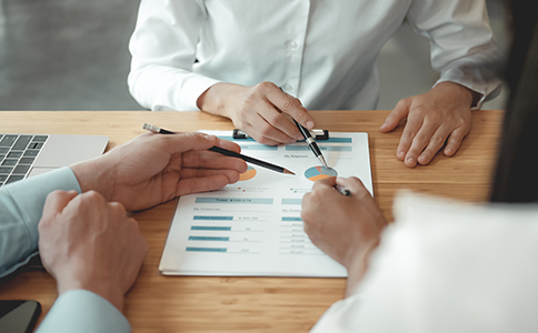 注冊(cè)?？谧庸?></p><h3>三、注冊(cè)?？谧庸镜淖⒁馐马?xiàng)與常見問題</h3><p>- 注冊(cè)地址選擇：注冊(cè)地址必須真實(shí)有效，不得使用虛假地址，否則可能導(dǎo)致注冊(cè)失敗或后續(xù)經(jīng)營風(fēng)險(xiǎn)。</p><p>- 注冊(cè)資本要求：目前?？趯?duì)子公司注冊(cè)資本無最低限制，但應(yīng)根據(jù)實(shí)際經(jīng)營規(guī)模合理設(shè)定，避免注冊(cè)資本虛假。</p><p>- 稅務(wù)合規(guī)：子公司需按時(shí)完成稅務(wù)登記及申報(bào)，避免因稅務(wù)問題影響企業(yè)信用。</p><p>- 與分公司的區(qū)別：子公司為獨(dú)立法人，承擔(dān)獨(dú)立責(zé)任;分公司不是獨(dú)立法人，責(zé)任由總公司承擔(dān)。選擇子公司或分公司形式需根據(jù)企業(yè)實(shí)際需求決定。</p><p>- 材料真實(shí)性：所有提交材料須真實(shí)有效，避免信息不實(shí)導(dǎo)致工商審核不通過。</p><h3>四、代辦服務(wù)的優(yōu)勢(shì)</h3><p>許多企業(yè)為節(jié)省時(shí)間與精力，選擇委托專業(yè)的代辦機(jī)構(gòu)協(xié)助辦理?？谧庸咀?cè)。專業(yè)機(jī)構(gòu)熟悉流程，能有效避免常見誤區(qū)，加快注冊(cè)進(jìn)度，并提供后續(xù)財(cái)稅咨詢服務(wù)，幫助企業(yè)順利運(yùn)營。</p><h3>五、總結(jié)</h3><p>總的來說，?？谌绾巫?cè)子公司主要包含名稱核準(zhǔn)、材料準(zhǔn)備、提交申請(qǐng)、領(lǐng)取營業(yè)執(zhí)照、刻章備案、銀行開戶和稅務(wù)登記等關(guān)鍵步驟。企業(yè)在?？谧?cè)子公司需關(guān)注注冊(cè)地址、注冊(cè)資本和稅務(wù)合規(guī)等重要事項(xiàng)。選擇專業(yè)代辦機(jī)構(gòu)，可大大提升注冊(cè)效率，降低風(fēng)險(xiǎn)。</p><p>如果您對(duì)?？谌绾巫?cè)子公司還有疑問，建議隨時(shí)咨詢專業(yè)機(jī)構(gòu)——?？阢茣?huì)計(jì)，他們能為您提供一對(duì)一的注冊(cè)指導(dǎo)和財(cái)稅合規(guī)建議，助力您的企業(yè)在?？诳焖倨鸷?。</p><div   id=