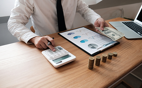 ?？谟邢挢熑喂痉ㄈ俗兏鼧藴?></p><h3>海口有限責任公司法人變更標準辦理流程</h3><p>1. 準備材料：收集完成法人變更所需的所有文件和證明材料;</p><p>2. 召開股東會決議：股東會需通過法人變更決議，并形成書面文件;</p><p>3. 提交工商變更申請：攜帶材料到海口市工商局窗口或通過?？谑袌霰O(jiān)管局線上平臺提交申請;</p><p>4. 審核與公示：工商部門對申請材料進行審核，符合要求后在企業(yè)信用信息公示系統(tǒng)公示變更信息;</p><p>5. 領取新的營業(yè)執(zhí)照：審核通過后，領取注明新法人的營業(yè)執(zhí)照副本;</p><p>6. 稅務部門備案：攜帶新營業(yè)執(zhí)照到海口稅務局進行稅務登記信息變更;</p><p>7. 其他相關部門變更：根據(jù)公司行業(yè)特點，辦理銀行賬戶、公章備案、社保等相關手續(xù)的法人信息變更。</p><h3>海口有限責任公司法人變更所需材料清單</h3><p>辦理?？谟邢挢熑喂痉ㄈ俗兏?，一般需要準備以下材料：</p><p>- 公司營業(yè)執(zhí)照正副本原件及復印件;</p><p>- 原法人身份證明材料及新任法人身份證明原件和復印件;</p><p>- 公司章程或章程修正案(如涉及法定代表人內容修改);</p><p>- 股東會決議或董事會決議，明確法人變更事項;</p><p>- 新法人簽署的承諾書或授權委托書(如委托代理辦理);</p><p>- 其他工商局要求提供的相關材料。</p><p>具體材料要求可根據(jù)?？诋?shù)毓ど叹肿钚乱?guī)定有所調整，建議提前咨詢或委托專業(yè)機構代辦。<br><img src=