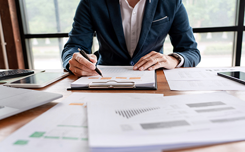 ?？诠咀?></p><h3>四、?？诋?dāng)?shù)卣邔咀詶l件的影響</h3><p>作為海南省會，?？诜e極推進(jìn)營商環(huán)境優(yōu)化，出臺多項(xiàng)優(yōu)惠政策支持創(chuàng)業(yè)創(chuàng)新。例如：</p><p>- 注冊資本認(rèn)繳制放寬，減輕創(chuàng)業(yè)者資金壓力。</p><p>- 優(yōu)化審批流程，推行“最多跑一次”改革，節(jié)省時間成本。</p><p>- 創(chuàng)業(yè)扶持資金及稅收優(yōu)惠政策，為新注冊企業(yè)提供多方面支持。</p><p>了解并合理利用這些政策，是提高公司注冊成功率和經(jīng)營效益的重要途徑。</p><h3>五、?？诠咀赃^程中常見問題及建議</h3><p>?？诠咀赃^程中，創(chuàng)業(yè)者常遇到的難點(diǎn)包括：</p><p>- 公司名稱核準(zhǔn)被駁回</p><p>建議準(zhǔn)備多個備選名稱，避免名稱雷同。</p><p>- 注冊地址不符合規(guī)定</p><p>確保注冊地址合法合規(guī)，及時提供有效證明。</p><p>- 資料準(zhǔn)備不齊全或錯誤</p><p>仔細(xì)核對材料，必要時咨詢專業(yè)代理機(jī)構(gòu)協(xié)助準(zhǔn)備。</p><p>- 不了解政策變化導(dǎo)致流程延誤</p><p>建議關(guān)注?？诋?dāng)?shù)毓ど陶邉討B(tài)，及時調(diào)整申請策略。</p><p>遇到問題及時尋求專業(yè)指導(dǎo)，可大幅降低注冊難度和風(fēng)險(xiǎn)。</p><h3>總結(jié)</h3><p>綜上所述，“?？诠咀孕枰裁礂l件”涵蓋了公司名稱、注冊地址、股東資格、注冊資本和經(jīng)營范圍等多方面的基本要求。充分了解并準(zhǔn)備好相關(guān)材料，選擇合適的公司類型，積極利用?？诋?dāng)?shù)氐膬?yōu)惠政策，能幫助創(chuàng)業(yè)者順利完成注冊，快速進(jìn)入經(jīng)營階段。</p><p>如果您對海口公司注冊流程還有疑問，或希望獲得專業(yè)、高效的注冊服務(wù)，歡迎隨時咨詢海口泓灼會計(jì)。我們提供全方位的注冊代理和財(cái)稅咨詢，助力您的創(chuàng)業(yè)夢想穩(wěn)步起航!</p><div   id=