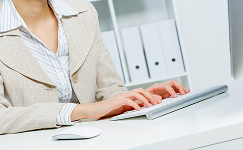 ?？谧怨玖鞒?></p><h3>一、海口注冊公司流程概述</h3><p>?？谧怨镜牧鞒炭梢苑譃閹讉€主要步驟，每一個環(huán)節(jié)都涉及一定的法律和行政程序，了解這些流程將有助于您順利完成公司注冊。</p><p>1. 名稱核準</p><p>在注冊公司之前，首先需要進行公司名稱的核準。?？诘钠髽I(yè)名稱需要符合相關(guān)的規(guī)定，如不與已有的公司名稱重復(fù)、字數(shù)合適且不含有法律禁止使用的詞匯。建議在開始之前先進行名稱預(yù)先核準，以避免因名稱問題而耽誤整個注冊過程。</p><p>2. 提交材料</p><p>在名稱核準后，創(chuàng)業(yè)者需要提交一系列的注冊材料，包括法人身份證明、股東身份證明、租賃合同等。如果是外資企業(yè)，還需要提供額外的資質(zhì)證明。所有的材料都需要齊全并符合要求，才能順利提交。</p><p>3. 辦理營業(yè)執(zhí)照</p><p>完成名稱核準并提交相關(guān)材料后，接下來的步驟就是辦理營業(yè)執(zhí)照。海口的工商局會對申請材料進行審核，審核通過后就可以領(lǐng)取營業(yè)執(zhí)照。這個過程通常需要約10到15個工作日，具體時間依申請的復(fù)雜程度和材料的完整性而有所不同。</p><p>4. 刻制公司公章</p><p>拿到營業(yè)執(zhí)照后，公司需要刻制公章、財務(wù)章等必要的印章。公章在公司運營過程中有著重要作用，因此需要在認證的印章公司進行刻制。</p><p>5. 銀行開戶</p><p>公司完成注冊并取得營業(yè)執(zhí)照后，接下來就是開設(shè)公司銀行賬戶。銀行賬戶是公司進行資金結(jié)算、接收款項和進行其他財務(wù)活動的必要工具。開設(shè)銀行賬戶時，創(chuàng)業(yè)者需要提供營業(yè)執(zhí)照、法人身份證等相關(guān)材料。</p><p>6. 稅務(wù)登記</p><p>完成銀行開戶后，還需要進行稅務(wù)登記。稅務(wù)登記是企業(yè)在稅務(wù)機關(guān)進行備案的過程，稅務(wù)登記后，企業(yè)才能依法納稅，并享受各種稅務(wù)優(yōu)惠政策。<br><img src=