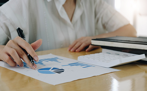 ?？谧N登報的費用范圍解析