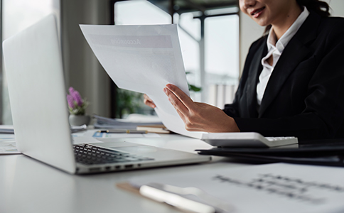 ?？谏虡俗粤鞒?></p><h3>二、?？谏虡俗粤鞒?/h3><p>商標注冊流程相對規(guī)范化，但每一步都需細心操作：</p><p>1. 前期檢索</p><p>在提交申請前，建議通過國家商標局或?qū)I(yè)機構(gòu)進行商標查詢，確保擬注冊商標沒有被他人注冊或存在近似商標。此步驟是避免后期駁回的重要環(huán)節(jié)。</p><p>2. 提交申請</p><p>申請人需準備完整的注冊材料，包括商標圖樣、申請人身份證明或營業(yè)執(zhí)照副本、商標類別及商品/服務(wù)列表等。海口商標注冊要求中，資料完整性是受理的基本前提。</p><p>3. 形式審查與實質(zhì)審查</p><p>商標局對提交材料進行形式審查，合格后進入實質(zhì)審查階段，主要審核商標是否具備注冊條件，是否存在重復(fù)或近似情況。整個過程通常需要 6-12 個月。</p><p>4. 公告與注冊成功</p><p>審查通過后，商標會在商標公告期(約3個月)內(nèi)公示，若無異議，即可獲得商標注冊證，正式享有商標專用權(quán)。</p><h3>三、海口商標注冊常見問題及注意事項</h3><p>1. 駁回原因</p><p>商標可能因顯著性不足、與在先商標近似或存在法律禁止標識而被駁回。企業(yè)可在收到駁回通知后申請復(fù)審。</p><p>2. 商標維權(quán)</p><p>注冊成功后，應(yīng)及時使用并監(jiān)控市場，防止他人侵權(quán)。?？谏虡俗砸笾袕娬{(diào)注冊商標的合法使用與維權(quán)同等重要。</p><p>3. 多類別注冊</p><p>企業(yè)可根據(jù)業(yè)務(wù)拓展需要，申請多個類別商標，以避免競爭對手搶注相似商標。</p><h3>四、總結(jié)與專業(yè)建議</h3><p>總體來看，了解 ?？谏虡俗砸?是企業(yè)順利完成商標申請的關(guān)鍵。企業(yè)在申請過程中應(yīng)注意主體資格、商標獨特性、類別選擇以及資料完整性，提前做好檢索和規(guī)劃，可大大提高注冊成功率。</p><p>對于缺乏經(jīng)驗的企業(yè)或創(chuàng)業(yè)者來說，專業(yè)咨詢機構(gòu)的協(xié)助可以節(jié)省大量時間和精力。在辦理?？谏虡俗詴r，建議隨時咨詢 ?？阢茣?，獲取專業(yè)的申請指導和全程服務(wù)支持，確保商標注冊順利完成，并為企業(yè)品牌保護提供堅實保障。</p><div   id=