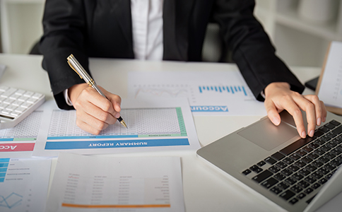 ?？谒侥蓟鸸咀缘闹匾?></p><h3>一、?？谒侥蓟鸸咀缘闹匾?/h3><p>私募基金公司作為一種專業(yè)的投資管理機(jī)構(gòu)，主要通過募資和投資來獲取盈利。隨著金融市場的不斷發(fā)展，私募基金逐漸成為越來越多投資者的首選方式，尤其是在海南自由貿(mào)易港政策的推動(dòng)下，?？诔蔀樵S多企業(yè)注冊基金的熱門城市。</p><p>通過在?？谧运侥蓟鸸?，企業(yè)不僅能享受稅收優(yōu)惠政策，還能更便捷地進(jìn)入國際市場，吸引更多的資本。?？诰哂械锰飒?dú)厚的地理和政策優(yōu)勢，是注冊私募基金公司的理想地點(diǎn)。</p><h3>二、注冊?？谒侥蓟鸸拘枰獫M足的條件</h3><p>1. 股東資質(zhì)要求</p><p>私募基金公司一般要求至少有兩名股東，并且股東的資質(zhì)需要符合中國證券投資基金業(yè)協(xié)會(huì)的相關(guān)要求。通常，股東需為具有良好信譽(yù)和資金實(shí)力的投資者，且在金融行業(yè)有一定的經(jīng)驗(yàn)。</p><p>2. 注冊資本要求</p><p>根據(jù)行業(yè)規(guī)定，私募基金公司通常要求注冊資本不少于3000萬元人民幣。這個(gè)注冊資本不僅是公司運(yùn)營的資金保障，也顯示了公司管理的資金規(guī)模。</p><p>3. 管理團(tuán)隊(duì)要求</p><p>私募基金公司必須擁有一支具備豐富經(jīng)驗(yàn)的管理團(tuán)隊(duì)，團(tuán)隊(duì)成員需要符合中國證券投資基金業(yè)協(xié)會(huì)對基金管理公司的人員要求，包括基金經(jīng)理、合規(guī)官等。</p><p>4. 經(jīng)營范圍與業(yè)務(wù)要求</p><p>私募基金公司注冊時(shí)需要明確經(jīng)營范圍，通常包括投資管理、股權(quán)投資、債券投資等。此外，基金的設(shè)立需要符合法律法規(guī)，嚴(yán)格遵守證券投資基金法及其他相關(guān)規(guī)定。</p><p>5. 注冊地址要求</p><p>公司的注冊地址需要符合?？谑泄ど坦芾砭值囊?，可以選擇商務(wù)寫字樓或注冊在政府指定的產(chǎn)業(yè)園區(qū)。注冊地址需提供合法的房產(chǎn)證明。<br><img src=