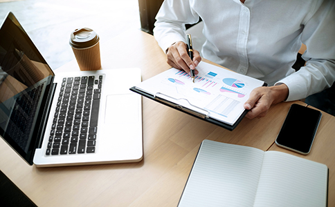 ?？诠咀粤鞒?></p><h3>一、海口公司注冊流程概述</h3><p>在?？谧怨就ǔ０ㄒ韵聨讉€關鍵步驟，每一步都需嚴格按照工商部門的要求完成：</p><p>1. 公司名稱核準</p><p>公司注冊的第一步是進行公司名稱核準。企業(yè)需準備多個備選名稱，提交至?？谑袌霰O(jiān)管局，確保名稱未被他人使用。通過核準后，會獲得《企業(yè)名稱預先核準通知書》，這一步通常需要1-3個工作日。</p><p>2. 提交注冊資料</p><p>核準名稱后，企業(yè)需準備一系列注冊資料，包括：</p><p>- 公司章程</p><p>- 法定代表人身份證件復印件</p><p>- 股東信息及出資比例</p><p>- 注冊地址租賃合同或房產(chǎn)證明</p><p>提交資料時需確保完整、準確，以免影響審批進度。</p><p>3. 領取營業(yè)執(zhí)照</p><p>資料審核通過后，市場監(jiān)管局會頒發(fā)《營業(yè)執(zhí)照》。此階段是公司注冊的核心環(huán)節(jié)，標志著公司正式成立。</p><p>4. 刻章及銀行開戶</p><p>獲得營業(yè)執(zhí)照后，公司需刻制公章、財務章、合同章等，并到銀行開立基本賬戶。部分行業(yè)還需申請?zhí)囟ㄙY質(zhì)或許可證。</p><p>5. 稅務登記與社保開戶</p><p>公司成立后，需在稅務部門進行稅務登記，并按照規(guī)定為員工繳納社保及公積金。</p><h3>二、?？诠咀源k服務優(yōu)勢</h3><p>選擇代辦機構注冊公司，可以讓創(chuàng)業(yè)者節(jié)省大量時間和精力，同時降低注冊過程中的出錯風險。具體優(yōu)勢包括：</p><p>1. 節(jié)省時間</p><p>專業(yè)代辦機構熟悉海口工商流程，能夠快速完成公司名稱核準、資料提交等步驟，將整個注冊周期縮短至5-10個工作日。</p><p>2. 專業(yè)指導</p><p>代辦機構能夠根據(jù)企業(yè)性質(zhì)提供個性化建議，包括注冊資本、公司類型選擇、稅務登記等，避免常見誤區(qū)。</p><p>3. 降低出錯風險</p><p>自行注冊公司容易因資料不全或填寫錯誤而被退回，代辦機構可確保資料符合規(guī)定，順利通過審批。</p><p>4. 后續(xù)服務便利</p><p>部分代辦機構提供后續(xù)財務代理、稅務申報等服務，幫助企業(yè)專注核心業(yè)務發(fā)展。<br><img src=