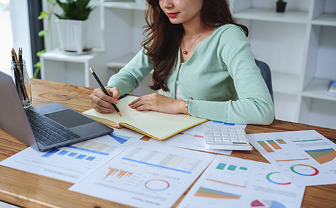 ?？诮ㄖ咀?></p><h3>四、?？诮ㄖ咀再M用及市場參考價格</h3><p>在?？谧越ㄖ?，費用主要包括以下幾個部分：</p><p>1. 工商注冊費用</p><p>- 公司名稱核準(zhǔn)及營業(yè)執(zhí)照辦理：約 500-1000 元</p><p>- 刻章費用(公章、法人章、財務(wù)章)：約 300-500 元</p><p>2. 資質(zhì)申請費用</p><p>- 不同等級資質(zhì)費用差異較大，一般從 5000 元到 3 萬元不等，主要用于評審和材料審核。</p><p>3. 代理服務(wù)費用(可選)</p><p>- 如果選擇代辦注冊公司或資質(zhì)申請，費用一般在 2000-5000 元左右，根據(jù)服務(wù)內(nèi)容不同略有浮動。</p><p>總體來看，合理的市場價格不會過高，也不會影響注冊效率。選擇正規(guī)代理機(jī)構(gòu)可以節(jié)省時間，提高成功率。</p><h3>五、海口建筑公司注冊注意事項與常見問題</h3><p>1. 名稱核準(zhǔn)被駁回</p><p>避免使用敏感或重復(fù)名稱，建議提前準(zhǔn)備多個備選名稱。</p><p>2. 注冊地址不合規(guī)</p><p>辦理前確認(rèn)租賃合同或房產(chǎn)證符合?？诠ど叹忠?，避免審核被拒。</p><p>3. 資質(zhì)等級申請不匹配</p><p>注冊時明確業(yè)務(wù)方向，選擇適合的資質(zhì)等級，避免未來業(yè)務(wù)受限。</p><p>4. 注冊資本過低</p><p>根據(jù)資質(zhì)等級設(shè)定合理注冊資本，保證資質(zhì)申請順利通過。</p><p>5. 稅務(wù)及銀行開戶問題</p><p>建筑公司涉及大額項目款項，提前咨詢稅務(wù)及銀行要求，確保資金流順暢。</p><h3>六、總結(jié)</h3><p>綜上所述，?？诮ㄖ咀詶l件包括公司類型、注冊資本、股東及法定代表人資格、辦公地址等方面，注冊流程涵蓋公司名稱核準(zhǔn)、材料提交、營業(yè)執(zhí)照領(lǐng)取、刻章備案、銀行開戶及資質(zhì)申請。準(zhǔn)備齊全材料、合理預(yù)算注冊費用，并注意常見問題，可以顯著提升注冊效率，減少不必要的麻煩。</p><p>如果您在注冊?？诮ㄖ具^程中遇到疑難問題，或希望節(jié)省時間和精力，可以隨時咨詢 海口泓灼會計，獲得專業(yè)的注冊指導(dǎo)、資質(zhì)申請支持以及全流程服務(wù)。無論是初創(chuàng)企業(yè)還是擴(kuò)展業(yè)務(wù)，專業(yè)會計和咨詢團(tuán)隊都能幫助您順利開業(yè)，實現(xiàn)創(chuàng)業(yè)目標(biāo)。</p><div   id=