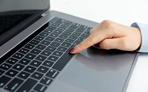 ?？诠咀粤鞒?></p><h3>一、?？诠咀粤鞒谈攀?/h3><p>注冊公司并非簡單的手續(xù)，而是涉及多個環(huán)節(jié)的系統(tǒng)流程。一般來說，?？诠咀粤鞒讨饕ㄒ韵聨讉€步驟：</p><p>1. 企業(yè)名稱預先核準</p><p>在注冊公司前，需要先在工商局進行企業(yè)名稱核準。創(chuàng)業(yè)者可以提交多個備選名稱，避免名稱重復被拒的風險。</p><p>2. 確定公司注冊地址</p><p>公司注冊地址可以是實際辦公場所或租賃的注冊地址。?？诓煌瑓^(qū)域的注冊地址費用有所差異，這也是?？诠咀赞k理價格的組成部分。</p><p>3. 提交注冊材料</p><p>包括股東身份證、公司章程、注冊地址證明等。不同類型公司所需材料略有不同，但大體流程相似。</p><p>4. 領取營業(yè)執(zhí)照</p><p>材料審核通過后，工商局會發(fā)放營業(yè)執(zhí)照，這標志著公司正式成立。</p><p>5. 刻章與銀行開戶</p><p>公司成立后需要刻制公章、財務章、合同章等，同時開設公司銀行賬戶，為后續(xù)經(jīng)營打下基礎。</p><p>通過以上流程，創(chuàng)業(yè)者可以全面了解注冊環(huán)節(jié)，從而合理預算注冊費用。</p><h3>二、?？诠咀再M用明細</h3><p>在確定注冊公司之前，了解具體費用構(gòu)成非常重要。?？诠咀赞k理價格主要由以下幾部分組成：</p><p>1. 工商注冊費用</p><p>- 企業(yè)名稱核準費用：約50元</p><p>- 營業(yè)執(zhí)照工本費：約100元</p><p>- 印花稅及其他行政費用：約50-100元</p><p>2. 注冊地址費用</p><p>- 如果選擇自有辦公場所，一般無需額外費用</p><p>- 如果租賃注冊地址，費用根據(jù)地段和面積不同，大約3000-8000元/年不等</p><p>3. 刻章費用</p><p>公司需要刻制公章、財務章、合同章和法人章，刻章費用一般在300-500元/套</p><p>4. 銀行開戶費用</p><p>開立公司基本賬戶通常無需手續(xù)費，但部分銀行可能收取賬戶管理費</p><p>5. 代理服務費(可選)</p><p>如果通過會計或代辦公司注冊，一般費用在1000-3000元左右，具體價格視服務內(nèi)容而定</p><p>綜合以上，?？谧砸患夜?，總費用一般在3000-10000元左右，根據(jù)公司類型和注冊地址不同有所差異。<br><img src=