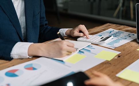 ?？诹闵陥蟮淖⒁馐马?></p><h3>?？诹闵陥蟮淖⒁馐马?/h3><p>1. 申報周期不能遺漏</p><p>零申報也必須按月申報，不得跨期。企業(yè)主需要關(guān)注每月征期(通常為1日至15日)，在此期間完成申報。</p><p>2. 不能長期零申報</p><p>如果企業(yè)連續(xù)超過6個月零申報，稅務(wù)局可能會對企業(yè)是否真實經(jīng)營產(chǎn)生質(zhì)疑，甚至可能被列入異常。</p><p>3. 納稅信用影響</p><p>按時進行零申報可以維持企業(yè)的良好納稅信用，但如果漏報、遲報，企業(yè)信用等級會受到影響，法人貸款、招投標等都可能受限。</p><p>4. 固定稅種需單獨處理</p><p>如企業(yè)涉及房產(chǎn)稅、印花稅等，即便沒有業(yè)務(wù)收入，也需要申報或繳納。零申報僅限于主營業(yè)務(wù)稅種。</p><p>5. 注意電子回執(zhí)保存</p><p>很多企業(yè)主忽視保存申報憑證，一旦稅務(wù)局檢查，很難舉證。建議將每月的零申報回執(zhí)統(tǒng)一保存。</p><h3>?？诹闵陥蟪Ｒ妴栴}解答</h3><p>- Q：公司剛成立，還沒開票，需要零申報嗎?</p><p>A：需要。即使公司沒有業(yè)務(wù)，稅務(wù)局要求每月申報。</p><p>- Q：長期不經(jīng)營，可以一直零申報嗎?</p><p>A：不建議。長期零申報會被懷疑為“空殼公司”，建議根據(jù)實際情況注銷或變更。</p><p>- Q：零申報是否完全不用交錢?</p><p>A：不完全。若涉及印花稅、房產(chǎn)稅等固定稅種，仍需繳納。</p><p>- Q：零申報流程復(fù)雜嗎?</p><p>A：流程并不復(fù)雜，但需要對系統(tǒng)熟悉。企業(yè)主不熟悉時，可以選擇委托專業(yè)機構(gòu)辦理。</p><h3>海口零申報流程的合規(guī)風(fēng)險</h3><p>如果企業(yè)未能按照規(guī)定進行零申報，可能會遇到以下問題：</p><p>1. 被列入稅務(wù)異常名錄;</p><p>2. 法人和股東在工商系統(tǒng)中產(chǎn)生不良記錄;</p><p>3. 企業(yè)無法正常開票、注銷或辦理貸款;</p><p>4. 若長期不處理，可能面臨罰款和強制注銷風(fēng)險。</p><p>這也是為什么很多創(chuàng)業(yè)者會選擇專業(yè)代理機構(gòu)，避免因流程疏漏帶來的損失。</p><h3>總結(jié)</h3><p>綜上所述，海口零申報流程雖然操作步驟并不復(fù)雜，但涉及到申報周期、材料準備、稅種確認等多個細節(jié)。如果企業(yè)未能及時、準確完成申報，將會對公司納稅信用和后續(xù)經(jīng)營造成嚴重影響。</p><p>因此，企業(yè)主在創(chuàng)業(yè)初期，如果對零申報流程不夠熟悉，建議尋求專業(yè)的財稅服務(wù)支持。無論是代辦零申報、稅務(wù)咨詢還是后續(xù)的賬務(wù)處理，都可以大大降低企業(yè)的合規(guī)風(fēng)險。</p><p>如果您對?？诹闵陥罅鞒踢€有疑問，或者希望節(jié)省時間精力，歡迎隨時咨詢?？阢茣嫞瑸槟钠髽I(yè)提供一站式財稅合規(guī)服務(wù)，助力公司穩(wěn)健發(fā)展。</p><div   id=