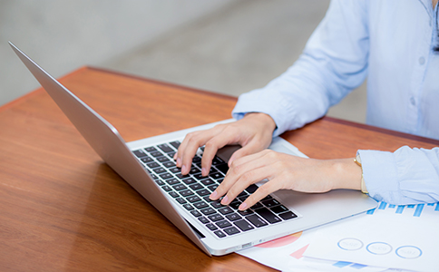 ?？谧怨镜淖⒁馐马?></p><h3>?？谧怨镜淖⒁馐马?/h3><p>除了證件準(zhǔn)備，創(chuàng)業(yè)者還需注意以下幾點：</p><p>1. 名稱核準(zhǔn)要留有余地</p><p>?？谧怨靖偁幖ち?，常用字號容易重名，準(zhǔn)備3-5個備選名可提高一次通過率。</p><p>2. 注冊資本寫多少合適</p><p>海口雖實行認繳制，但注冊資本寫得過高，可能在后期貸款、招投標(biāo)中帶來壓力;過低又顯得實力不足。一般建議100萬左右，具體根據(jù)行業(yè)情況調(diào)整。</p><p>3. 股權(quán)比例要提前談好</p><p>股東之間的股權(quán)比例關(guān)系到公司決策權(quán)、分紅權(quán)，建議提前通過股東協(xié)議明確，避免后期產(chǎn)生糾紛。</p><p>4. 涉及許可行業(yè)要同步申請</p><p>比如食品、餐飲、醫(yī)療、勞務(wù)派遣等行業(yè)，注冊公司時應(yīng)提前規(guī)劃許可證申請流程。</p><h3>海口注冊公司所需證件清單回顧</h3><p>總結(jié)起來，回答“?？谧怨拘枰獛裁醋C件”時，最核心的清單是：</p><p>- 法人、股東、監(jiān)事身份證件;</p><p>- 注冊地址證明材料;</p><p>- 公司名稱核準(zhǔn)相關(guān)表格;</p><p>- 公司章程及經(jīng)營范圍說明;</p><p>- 注冊資本認繳承諾書;</p><p>- 其他根據(jù)行業(yè)要求的專項許可證。</p><p>這些證件資料準(zhǔn)備完整，就能大大提高一次性通過率，縮短辦理時間。</p><h3>總結(jié)</h3><p>通過本文可以看出，?？谧怨拘枰獛裁醋C件并不復(fù)雜，但涉及的細節(jié)較多，一旦有材料缺失或填寫不當(dāng)，就可能耽誤注冊進度。為了節(jié)省時間和精力，創(chuàng)業(yè)者在準(zhǔn)備資料時一定要提前規(guī)劃、核對完整，最好在專業(yè)人士的指導(dǎo)下進行。</p><p>如果您正打算在?？谧怨?，不妨把繁瑣流程交給專業(yè)團隊來操作。?？阢茣嫸嗄陙韺Ｗ⑵髽I(yè)注冊與合規(guī)服務(wù)，能為您提供一站式解決方案，從證件準(zhǔn)備、材料提交到銀行開戶、后續(xù)財務(wù)管理全程無憂。</p><p>創(chuàng)業(yè)路上，選擇正確的合作伙伴，才能讓公司起步更快、更穩(wěn)。遇到任何疑問，歡迎隨時咨詢?？阢茣?，獲取最適合您的注冊方案!</p><div   id=