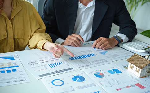 ?？谧?cè)?？诜止镜谋匾?></p><h3>?？谧?cè)?？诜止镜谋匾?/h3><p>隨著海南營(yíng)商環(huán)境的持續(xù)優(yōu)化，?？谧鳛樽再Q(mào)港的核心城市，擁有完善的工商體系和優(yōu)惠政策。在海口注冊(cè)?？诜止荆粌H能降低運(yùn)營(yíng)成本，還可享受當(dāng)?shù)氐耐顿Y扶持政策。例如，在進(jìn)出口貿(mào)易、文旅、跨境電商等領(lǐng)域，?？谡峁┝撕?jiǎn)化審批、稅費(fèi)減免、人才落戶等多項(xiàng)便利措施。</p><p>對(duì)于總部設(shè)在外地的企業(yè)而言，?？谧?cè)海口分公司能夠快速拓展海南市場(chǎng)，實(shí)現(xiàn)本地化經(jīng)營(yíng)，提升品牌影響力，同時(shí)也方便參與海南區(qū)域項(xiàng)目招投標(biāo)和業(yè)務(wù)對(duì)接。</p><h3>海口注冊(cè)?？诜止镜臈l件與材料</h3><p>要順利完成海口注冊(cè)?？诜止?，企業(yè)需滿足以下條件并準(zhǔn)備好相關(guān)材料。</p><p>1. 母公司合法存續(xù)：母公司必須已依法注冊(cè)，并持有有效的營(yíng)業(yè)執(zhí)照。</p><p>2. 經(jīng)營(yíng)范圍明確：海口分公司的經(jīng)營(yíng)范圍需與母公司一致，不可超出母公司核準(zhǔn)范圍。</p><p>3. 負(fù)責(zé)人任命文件：需提供母公司出具的分公司負(fù)責(zé)人任命書。</p><p>4. 辦公地址合法有效：?？谧?cè)海口分公司需要提供真實(shí)可用的辦公地址，地址可為商務(wù)秘書地址或?qū)嶋H辦公場(chǎng)所。</p><p>5. 所需材料清單：</p><p>- 母公司營(yíng)業(yè)執(zhí)照復(fù)印件(加蓋公章);</p><p>- 分公司負(fù)責(zé)人身份證明;</p><p>- 經(jīng)營(yíng)場(chǎng)所使用證明(租賃合同或產(chǎn)權(quán)證);</p><p>- 母公司章程復(fù)印件;</p><p>- 授權(quán)委托書;</p><p>- 申請(qǐng)登記表。</p><p>這些材料齊備后，即可進(jìn)入工商設(shè)立流程。</p><h3>?？谧?cè)?？诜止镜牧鞒滩襟E</h3><p>“?？谧?cè)?？诜止尽钡恼w流程較為簡(jiǎn)化，大致分為以下幾個(gè)階段：</p><p>1. 名稱核準(zhǔn)：首先在?？谑袌?chǎng)監(jiān)督管理局系統(tǒng)提交分公司名稱申請(qǐng)，一般命名格式為“××公司?？诜止尽薄?/p><p>2. 資料提交：名稱核準(zhǔn)通過后，需上傳母公司相關(guān)證照及負(fù)責(zé)人、地址等資料。</p><p>3. 工商登記：資料審核無誤后，工商局將核發(fā)分公司營(yíng)業(yè)執(zhí)照。</p><p>4. 刻章備案：領(lǐng)取執(zhí)照后需刻制公章、財(cái)務(wù)章、合同章等，并完成公安備案。</p><p>5. 銀行開戶：到銀行開立分公司基本賬戶，用于日常資金往來。</p><p>6. 稅務(wù)備案與申報(bào)：最后在?？诙悇?wù)部門完成稅務(wù)登記備案，確保后續(xù)經(jīng)營(yíng)合規(guī)。</p><p>整個(gè)流程通常在3–7個(gè)工作日內(nèi)可完成，如選擇專業(yè)代辦機(jī)構(gòu)，如?？阢茣?huì)計(jì)，全程線上辦理，無需法人親自到場(chǎng)。<br><img src=