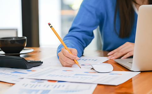 ?？趧趧展咀运璨牧锨鍐?></p><h3>三、?？趧趧展咀运璨牧锨鍐?/h3><p>注冊海口勞務公司需準備以下資料：</p><p>- 公司名稱核準通知書;</p><p>- 公司章程;</p><p>- 法定代表人、股東及監(jiān)事身份證復印件;</p><p>- 經(jīng)營場所使用證明或租賃合同;</p><p>- 注冊資本認繳說明;</p><p>- 經(jīng)營范圍及業(yè)務說明。</p><p>若申請勞務派遣許可證，還需提供辦公場所照片、員工花名冊、制度文件等補充材料。</p><h3>四、?？趧趧展咀赃^程中的注意事項</h3><p>1. 地址合規(guī)性不可忽視</p><p>若使用虛擬地址，應確保該地址具備市場監(jiān)督局備案資格，否則后續(xù)銀行開戶和稅務登記可能受阻。</p><p>2. 經(jīng)營范圍要符合實際業(yè)務</p><p>勞務派遣屬于特種行業(yè)，經(jīng)營范圍不當可能導致后續(xù)無法申領(lǐng)許可證或被責令整改。</p><p>3. 稅務與賬務要規(guī)范</p><p>勞務公司涉及人員工資發(fā)放、社保代繳、服務費結(jié)算等復雜賬務，務必做好記賬與稅務合規(guī)。</p><p>4. 盡早申請資質(zhì)許可證</p><p>若公司計劃從事派遣或分包業(yè)務，需在公司成立后盡快申請相應資質(zhì)，以免延誤業(yè)務開展。</p><h3>五、總結(jié)</h3><p>總體來看，?？趧趧展咀詶l件相對清晰，只要準備齊全資料、遵循流程辦理，一般3–5個工作日即可拿到營業(yè)執(zhí)照。但對于初創(chuàng)者來說，從核名到資質(zhì)申請的細節(jié)較多，若自行辦理，容易因材料不規(guī)范或流程錯誤導致駁回。</p><p>因此，建議創(chuàng)業(yè)者委托專業(yè)機構(gòu)代辦，既能節(jié)省時間，也能避免政策變動帶來的風險。</p><p>?？阢茣嬜鳛楸镜刭Y深工商財稅服務機構(gòu)，長期專注于?？诠咀浴⒋碛涃~、許可證辦理等一站式服務，熟悉各類企業(yè)注冊流程。無論您是建筑勞務企業(yè)還是人力資源外包公司，泓灼團隊都能根據(jù)實際情況制定最優(yōu)注冊方案，讓您足不出戶即可輕松拿證，合規(guī)高效開啟業(yè)務!</p><div   id=