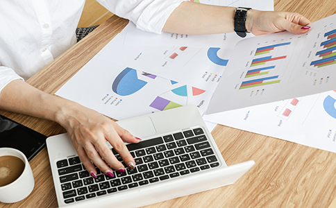 ?？诠咀粤鞒淘斀?></p><h3>一、?？诠咀粤鞒淘斀?/h3><p>要完成?？诠咀粤鞒蹋枰来谓?jīng)過核名、提交資料、領(lǐng)取執(zhí)照、刻章備案、銀行開戶、稅務(wù)登記等環(huán)節(jié)。以下是詳細步驟：</p><p>1. 公司核名</p><p>首先需要確定公司名稱并進行名稱預(yù)先核準。一般建議準備3-5個備選名稱，以防重名。核名通過后，將獲得《企業(yè)名稱預(yù)先核準通知書》。</p><p>2. 準備注冊資料</p><p>根據(jù)公司類型(如有限責任公司、個體工商戶、分公司等)準備相應(yīng)資料。包括法人身份證、監(jiān)事身份證、公司章程、注冊地址證明、股東出資比例說明等。</p><p>在整個“?？诠咀粤鞒碳百Y料”中，這一步尤為關(guān)鍵，資料準備是否齊全將直接影響后續(xù)審核。</p><p>3. 提交資料申請營業(yè)執(zhí)照</p><p>將準備好的注冊資料提交至?？谑惺袌霰O(jiān)督管理局窗口或通過“海南省政務(wù)服務(wù)網(wǎng)”在線提交申請。系統(tǒng)審核無誤后，約3個工作日即可領(lǐng)取營業(yè)執(zhí)照。</p><p>4. 刻章備案</p><p>拿到營業(yè)執(zhí)照后，需刻制公司印章、法人章、財務(wù)章、公章等。?？趯嵭泄矀浒钢贫?，建議到公安部門指定刻章點辦理。</p><p>5. 銀行開戶</p><p>注冊公司后必須開立基本賬戶。?？诙嗉毅y行提供線上預(yù)約開戶服務(wù)，需攜帶營業(yè)執(zhí)照正本、法人身份證、章程等資料。</p><p>6. 稅務(wù)登記與申報</p><p>開戶后應(yīng)及時到稅務(wù)局辦理稅務(wù)登記，并根據(jù)公司性質(zhì)選擇一般納稅人或小規(guī)模納稅人類型。完成后即可進行正常稅務(wù)申報。</p><p>這一整套“?？诠咀粤鞒碳百Y料”一般在7-10個工作日內(nèi)可全部完成，若資料齊全、核名順利，還可在更短時間內(nèi)拿到營業(yè)執(zhí)照。<br><img src=