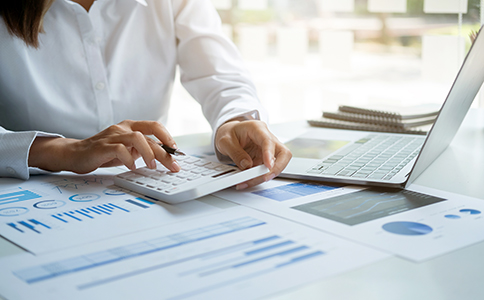 ?？谧圆惋嫻玖鞒?></p><h3>?？谧圆惋嫻玖鞒淘斀?/h3><p>在正式辦理餐飲企業(yè)注冊之前，需要明確公司的經(jīng)營方向、規(guī)模、地址以及食品安全相關(guān)要求。以下為完整的 ?？谧圆惋嫻玖鞒蹋?/p><p>第一步：準備公司基本信息與經(jīng)營范圍</p><p>注冊前需要確定：</p><p>- 公司名稱(建議準備3–5個備選)</p><p>- 注冊資本及股權(quán)結(jié)構(gòu)</p><p>- 餐飲經(jīng)營范圍，如“餐飲服務(wù)、食品銷售”等</p><p>- 法定代表人、監(jiān)事、股東的身份證信息</p><p>餐飲公司經(jīng)營范圍必須包含相關(guān)食品經(jīng)營內(nèi)容，否則后續(xù)無法辦理食品經(jīng)營許可證。</p><p>第二步：注冊地址確認(餐飲行業(yè)重點)</p><p>餐飲公司注冊的核心在于地址要求較高。一般需具備：</p><p>- 符合餐飲經(jīng)營條件的經(jīng)營場所</p><p>- 場所具備排煙排污條件</p><p>- 消防安全合格標準</p><p>在?？?，不少創(chuàng)業(yè)者會選擇商業(yè)性質(zhì)的鋪面作為注冊地址。若尚未確定實體店面，可以先注冊公司，再在開業(yè)前辦理食品經(jīng)營許可證。</p><p>第三步：提交網(wǎng)上核名</p><p>通過海南省市場監(jiān)管局線上平臺提交企業(yè)核名申請，填入公司名稱、經(jīng)營范圍、股東信息等。核名一般需要1–2個工作日。</p><p>此環(huán)節(jié)建議按照?？诋?shù)貙徍藰藴?，避免名稱中出現(xiàn)敏感詞或重復(fù)內(nèi)容，提高通過率。</p><p>第四步：提交工商注冊材料</p><p>核名通過后，需準備注冊材料：</p><p>- 營業(yè)執(zhí)照申請書</p><p>- 公司章程</p><p>- 股東身份證原件或復(fù)印件</p><p>- 法人、監(jiān)事任職文件</p><p>- 場地使用證明(租賃合同與房產(chǎn)證明)</p><p>將材料通過網(wǎng)上申報系統(tǒng)提交，并等待審核。海口一般 2–3 個工作日即可完成營業(yè)執(zhí)照審批。</p><p>第五步：領(lǐng)取營業(yè)執(zhí)照并刻章</p><p>營業(yè)執(zhí)照核發(fā)后，可前往指定地點刻制公章、財務(wù)章、法人章等印章。刻章一般需要半天至一天時間。</p><p>第六步：辦理食品經(jīng)營許可證(餐飲企業(yè)必須)</p><p>這一步是餐飲行業(yè)經(jīng)營的關(guān)鍵。食品經(jīng)營許可證辦理需具備：</p><p>- 實體經(jīng)營場所已裝修完畢</p><p>- 抽排煙設(shè)備、洗手設(shè)施、垃圾處理設(shè)施等齊全</p><p>- 食品安全管理制度</p><p>- 從業(yè)人員健康證</p><p>監(jiān)管部門會進行現(xiàn)場勘查，符合標準方可核發(fā)許可證。</p><p>這個階段也是許多外地創(chuàng)業(yè)者容易卡住的部分，所以建議提前規(guī)劃裝修與設(shè)備安裝。</p><p>第七步：銀行開戶與后續(xù)備案</p><p>營業(yè)執(zhí)照辦理完成后，還需：</p><p>- 辦理銀行基本賬戶</p><p>- 開具經(jīng)營所需票據(jù)</p><p>- 完成相關(guān)行業(yè)備案(如環(huán)保備案)</p><p>這一整套流程完成后，餐飲公司才能正式進入運營狀態(tài)。</p><p>以上步驟構(gòu)成完整的 海口注冊餐飲公司流程，總體辦理周期通常在 7–15 天左右(不含食品經(jīng)營許可證裝修時間)。<br><img src=