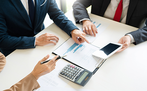 ?？谧?cè)食品公司的費(fèi)用組成