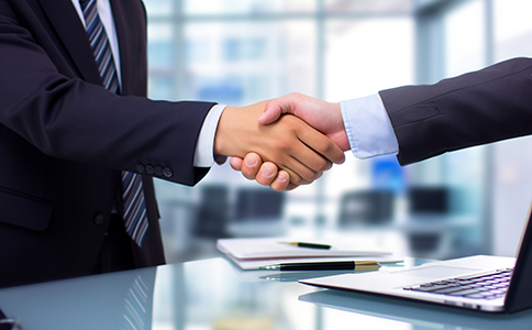 辦理?？诠咀运璨牧?></p><h3>詳細說明辦理?？诠咀运璨牧吓c注意事項</h3><p>要順利完成?？谠趺崔k注冊公司手續(xù)，材料和流程并非全部，很多細節(jié)也會決定能否一次性通過審核。以下為重點材料及辦理注意點：</p><p>一、海口公司注冊所需材料(核心清單)</p><p>1.公司設(shè)立申請書</p><p>2.全體股東身份證明文件</p><p>3.注冊地址材料(符合?？诟鲄^(qū)監(jiān)管要求)</p><p>4.公司章程</p><p>5.任職文件(法人、監(jiān)事、經(jīng)理)</p><p>6.股東決議或會議紀要</p><p>7.經(jīng)營范圍描述(不要涉及限制類經(jīng)營項目)</p><p>8.注冊資本及股東出資比例說明</p><p>上述材料必須確保一致、表達規(guī)范，否則很可能導(dǎo)致退件、重審，從而延長辦理時間。</p><p>二、辦理海口公司注冊的注意事項</p><p>1.注冊地址是否合規(guī)非常關(guān)鍵</p><p>?？诟餍姓^(qū)如秀英、美蘭、龍華等，對注冊地址監(jiān)管標準略有差異，需確保辦公地點真實、產(chǎn)權(quán)清晰。</p><p>2.經(jīng)營范圍填寫需準確且不得違規(guī)</p><p>經(jīng)營范圍過寬、過亂、涉及審批項目，都可能導(dǎo)致審核不通過。</p><p>3.章程內(nèi)容需規(guī)范、格式合法</p><p>公司章程是工商設(shè)立的核心文件之一，內(nèi)容需符合《公司法》要求。</p><p>4.銀行開戶審核嚴謹，要提前溝通</p><p>若長期無人辦公或資料不齊，銀行有可能不開戶，影響后續(xù)經(jīng)營。</p><p>5.首次報稅必須按時申報</p><p>公司成立后應(yīng)按期進行稅務(wù)申報，否則會被視為異常經(jīng)營。</p><p>這些注意事項都是?？谠趺崔k注冊公司手續(xù)過程中容易被忽視但極為關(guān)鍵的點，理解越清晰，辦理越順利。</p><h3>總結(jié)</h3><p>通過以上內(nèi)容，相信你已經(jīng)對“?？谠趺崔k注冊公司手續(xù)”有了清晰全面的理解。從準備公司名稱，到提交設(shè)立申請，再到領(lǐng)取營業(yè)執(zhí)照、刻章、銀行開戶、稅務(wù)確認，每一步都環(huán)環(huán)相扣，只有提前了解流程和材料要求，才能避免反復(fù)修改、避免退件，提升注冊效率。</p><p>如果你在實際辦理中遇到材料準備不完整、地址要求不清楚、銀行開戶不通過等情況，完全可以讓專業(yè)機構(gòu)協(xié)助處理，能夠顯著節(jié)省時間成本，提高成功率。</p><p>如需要了解更多?？诠咀粤鞒獭⒉牧?、費用或?qū)嶋H操作細節(jié)，推薦隨時咨詢?？阢茣?，為你提供專業(yè)代辦、政策解讀與全流程指導(dǎo)，讓公司注冊變得更高效、更穩(wěn)妥。</p><div   id=