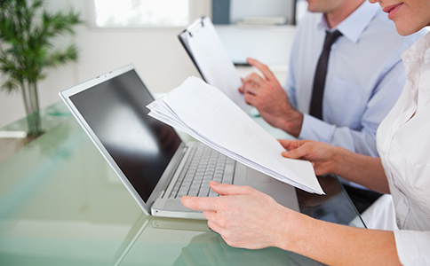 注冊?？谟邢薰镜暮诵牧鞒?></p><h3>注冊海口有限公司的核心流程</h3><p>要真正弄懂如何注冊?？谟邢薰?，首先要掌握注冊流程。?？诘墓咀猿绦螂m然已經(jīng)大幅簡化，但為了確保一次性成功，依然需要按照規(guī)定步驟執(zhí)行。</p><p>第一步是公司名稱核準。創(chuàng)業(yè)者需要準備3至5個備選名稱，通過?？谑袌霰O(jiān)督管理局線上系統(tǒng)提交核名申請。由于近幾年注冊企業(yè)數(shù)量增長迅速，建議名稱盡量避免與行業(yè)通用詞過于接近，以避免重復(fù)造成駁回。</p><p>第二步是準備注冊所需材料，包括法定代表人身份證明、公司章程、注冊地址證明等，并按順序上傳到政務(wù)服務(wù)平臺。?？趯嵭腥屉娮踊裕牧媳仨毚_保信息一致、清晰且合法有效，否則會影響審核效率。</p><p>第三步是營業(yè)執(zhí)照申請?zhí)峤?。材料審核通過后，系統(tǒng)會進入許可證辦理階段。若涉及特殊行業(yè)，如食品、醫(yī)療器械、電商類等，還需提前了解是否需要額外資質(zhì)。</p><p>第四步是領(lǐng)取營業(yè)執(zhí)照。審核通過后，申請人可選擇郵寄方式或前往線下窗口領(lǐng)取紙質(zhì)營業(yè)執(zhí)照，同時下載電子營業(yè)執(zhí)照。</p><p>第五步是刻章備案，包括公章、財務(wù)章、法人章、發(fā)票章等。?？谥С志€上備案，流程較為便捷。</p><p>第六步是銀行開戶和稅務(wù)登記。企業(yè)成立后需盡快開設(shè)銀行基本賬戶，并根據(jù)經(jīng)營范圍完成稅務(wù)核定。對于首次創(chuàng)業(yè)的老板來說，稅務(wù)核定常常是比較陌生的環(huán)節(jié)，建議在專業(yè)人員指導(dǎo)下完成，以避免因填寫錯誤而影響后續(xù)經(jīng)營。</p><p>以上流程清晰完整，掌握這些關(guān)鍵步驟，有助于創(chuàng)業(yè)者更順利地理解如何注冊海口有限公司的各項要求。</p><h3>注冊海口有限公司所需材料說明</h3><p>了解如何注冊?？谟邢薰镜牧硪粋€關(guān)鍵點，就是要準備齊全的注冊材料。一般而言，新設(shè)有限公司需提供以下文件：</p><p>1. 公司名稱及經(jīng)營范圍草案</p><p>名稱需符合規(guī)范，經(jīng)營范圍應(yīng)與實際業(yè)務(wù)一致。</p><p>2. 全體股東及法人的身份證明</p><p>需提供身份證復(fù)印件、聯(lián)系方式等真實有效的信息。</p><p>3. 公司章程</p><p>包含股權(quán)結(jié)構(gòu)、經(jīng)營范圍、利潤分配方式等內(nèi)容，可引用工商部門模板，也可根據(jù)實際情況定制。</p><p>4. 注冊地址證明</p><p>?？谥С肿≌刂纷鳛樽缘?，但需滿足物業(yè)性質(zhì)與管理政策要求。租賃辦公場所的，需要提供租賃合同或場地證明。</p><p>5. 注冊資本及認繳信息</p><p>當前實行認繳制，但填寫金額仍需合理，不宜過低或過高。</p><p>6. 財務(wù)人員信息</p><p>新公司成立后需要確認財務(wù)負責人信息，用于后續(xù)稅務(wù)事項對接。</p><p>準備材料時需保證內(nèi)容真實、準確、格式統(tǒng)一，否則將影響審核進度。若創(chuàng)業(yè)者不熟悉材料格式，選擇代辦機構(gòu)協(xié)助處理會更省心。<br><img src=