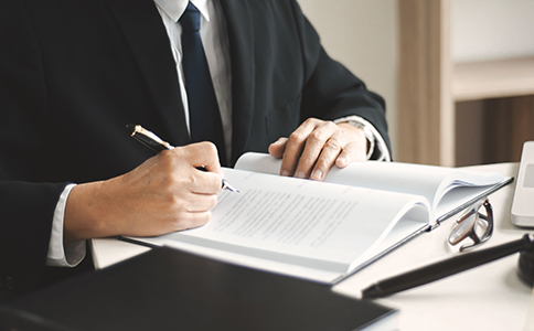 ?？谧苑止玖鞒?></p><h3>在海口注冊分公司流程的詳細步驟</h3><p>要順利完成在?？谧苑止玖鞒蹋髽I(yè)必須嚴格按照政府相關部門的要求執(zhí)行。從準備階段到領取證照，每一步都關系到最終能否成功設立分公司，因此了解清晰的流程尤為重要。</p><p>第一步：明確分公司的設立主體與經營方向</p><p>企業(yè)需先確認母公司的合法存續(xù)狀態(tài)及其經營范圍是否支持分公司設立。同時，選擇?？诜止镜慕洜I范圍需與母公司保持一致或從其范圍內選取。</p><p>第二步：名稱預核驗</p><p>在?？谧苑止厩埃髽I(yè)需在工商系統(tǒng)提交名稱核準申請，包括母公司全稱、字號、行業(yè)描述等。一般情況下，分公司名稱形式為“母公司名稱+?？诜止尽?。</p><p>第三步：注冊地址準備</p><p>?？趯Ψ止咀缘刂肪哂忻鞔_要求，地址必須為商用性質，并符合消防、物業(yè)等合規(guī)標準。若企業(yè)暫時沒有固定辦公場地，也可選擇合法的注冊地址掛靠服務。</p><p>第四步：準備設立材料并提交審批</p><p>企業(yè)需準備母公司營業(yè)執(zhí)照、分公司負責人身份證明、分公司設立決定、授權書等材料。將所有資料提交至海口市場監(jiān)督管理局，進入正式審批流程。</p><p>第五步：領取營業(yè)執(zhí)照</p><p>審批通過后，企業(yè)可領取?？诜止緺I業(yè)執(zhí)照，標志著工商設立環(huán)節(jié)完成。</p><p>第六步：刻章備案</p><p>分公司需刻制公章、財務章、合同章等相關印章，并在公安系統(tǒng)完成備案，用于后續(xù)經營活動。</p><p>第七步：銀行開戶</p><p>根據(jù)分公司經營需求，在?？诋?shù)剡x擇開設基本賬戶或一般賬戶，銀行會根據(jù)企業(yè)資料進行審核。</p><p>第八步：稅務登記與稅務事項確認</p><p>?？诙悇站忠蠓止驹O立后及時辦理稅務登記，同時確定納稅申報方式、稅種適用范圍等事項。至此，在?？谧苑止玖鞒倘客瓿?，分公司即可開展經營。</p><h3>辦理?？诜止咀运璨牧?/h3><p>辦理分公司設立時，準備充分的材料不僅能節(jié)省時間，還能顯著提高審批效率。以下為常見材料清單：</p><p>1. 母公司營業(yè)執(zhí)照正副本復印件</p><p>需加蓋公章，確保在有效期內。</p><p>2. 分公司負責人身份證復印件</p><p>包含正反面，并需由母公司出具任命文件。</p><p>3. 分公司設立決定書與授權委托書</p><p>需明確分公司的成立目的、設立人員及授權范圍。</p><p>4. 經營場所使用證明</p><p>如租賃合同、產權證明等，用于證明注冊地址的合法性。</p><p>5. 母公司章程復印件</p><p>部分區(qū)域可能要求提供，需提前確認。</p><p>在材料準備過程中，企業(yè)可結合專業(yè)機構的指導，以加快審批流程。<br><img src=