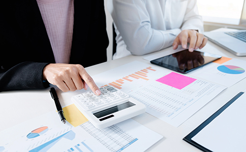 ?？谟邢薰痉ㄈ俗兏鞒?></p><h3>?？谟邢薰痉ㄈ俗兏鞒淘斀?/h3><p>規(guī)范完成法人變更，需要嚴(yán)格按照工商部門的要求執(zhí)行。一般來說，?？谟邢薰痉ㄈ俗兏鞒讨饕ㄒ韵聨讉€(gè)步驟。</p><p>第一步是公司內(nèi)部決議。有限公司變更法人，需由股東會(huì)作出決議，明確同意更換法人代表，并形成書面文件。這一步是后續(xù)所有工商變更的基礎(chǔ)。</p><p>第二步是準(zhǔn)備變更資料。包括新舊法人的相關(guān)信息、公司基本情況以及變更申請文件等，確保材料真實(shí)、完整、符合要求。</p><p>第三步是提交工商變更申請。通過?？诋?dāng)?shù)厥袌霰O(jiān)督管理部門的線上或線下系統(tǒng)提交法人變更申請，等待審核。審核期間，如材料存在問題，可能會(huì)被要求補(bǔ)正。</p><p>第四步是領(lǐng)取新的營業(yè)執(zhí)照。審核通過后，即可領(lǐng)取載明新法人的營業(yè)執(zhí)照，標(biāo)志著法人變更在工商層面正式完成。</p><p>整體來看，熟悉海口有限公司法人變更流程，并按步驟操作，是順利完成變更的關(guān)鍵。</p><h3>?？谟邢薰痉ㄈ俗兏璨牧?/h3><p>在辦理過程中，材料準(zhǔn)備是否齊全，直接關(guān)系到法人變更能否一次通過。通常情況下，辦理?？谟邢薰痉ㄈ俗兏鞒绦枰獪?zhǔn)備以下材料：</p><p>一是公司營業(yè)執(zhí)照正副本原件，用于信息核對和換發(fā)新執(zhí)照。</p><p>二是公司章程修正案或新章程，明確法人變更后的公司結(jié)構(gòu)。</p><p>三是股東會(huì)決議文件，需全體股東簽字或蓋章。</p><p>四是新法人的身份證明文件，包括身份證復(fù)印件及相關(guān)任職文件。</p><p>五是工商部門要求的法人變更申請表及承諾文件。</p><p>部分特殊行業(yè)或存在異常記錄的企業(yè)，可能還需提供補(bǔ)充說明材料。提前了解材料清單，有助于加快整體辦理進(jìn)度。<br><img src=