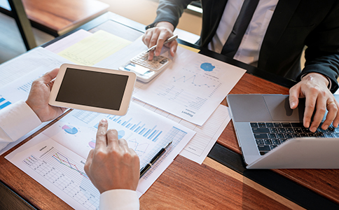 ?？谧怨镜刂返某Ｒ婎愋?></p><h3>?？谧怨镜刂返某Ｒ婎愋?/h3><p>在了解海口注冊公司地址收費標準之前，首先需要明確目前海口市場上常見的注冊地址類型。</p><p>一是商用寫字樓地址。這類地址通常用于規(guī)模較大或?qū)ζ髽I(yè)形象要求較高的公司，地址真實、穩(wěn)定，適合長期經(jīng)營。但相應(yīng)的租賃成本較高，整體費用在?？谧怨镜刂肥召M標準中處于偏高區(qū)間。</p><p>二是園區(qū)或孵化器地址。?？诓簧佼a(chǎn)業(yè)園區(qū)為初創(chuàng)企業(yè)提供集中注冊地址，部分園區(qū)還會配套政策扶持。這類地址在合規(guī)性和性價比之間相對平衡，是很多創(chuàng)業(yè)者關(guān)注?？谧怨镜刂肥召M標準時的熱門選擇。</p><p>三是集中辦公區(qū)或托管地址。這類地址不要求企業(yè)實際入駐辦公，只用于工商注冊和稅務(wù)登記，費用相對較低，是控制成本的常見方式。</p><p>四是地址掛靠服務(wù)。通過合規(guī)的代理機構(gòu)提供注冊地址，手續(xù)相對簡化，但必須確保地址真實有效，否則會影響公司正常經(jīng)營。</p><h3>?？谧怨镜刂肥召M標準詳解</h3><p>從市場情況來看，?？谧怨镜刂肥召M標準主要受地址類型、使用年限以及是否包含配套服務(wù)等因素影響。</p><p>一般來說，集中辦公區(qū)或托管地址的費用相對較低，通常在每年幾千元左右，適合初創(chuàng)公司或輕資產(chǎn)企業(yè)。園區(qū)地址根據(jù)園區(qū)政策和服務(wù)內(nèi)容不同，收費標準會有所浮動，部分園區(qū)地址可能包含工商注冊、稅務(wù)報到等服務(wù)，整體性價比較高。</p><p>商用寫字樓地址則更多以租賃形式存在，費用不僅包括注冊地址使用費，還涉及房租、水電及物業(yè)費用，因此在?？谧怨镜刂肥召M標準中屬于較高層級。</p><p>此外，是否包含后續(xù)服務(wù)也是影響收費的重要因素。有些地址服務(wù)僅提供工商登記使用，而有些則包含稅務(wù)托管、年報提醒等內(nèi)容，收費自然會有所差異。<br><img src=