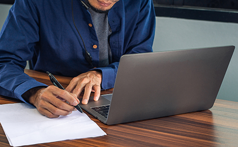 ?？谪攧沾砟募液?></p><h3>?？谪攧沾砟募液?企業(yè)常見選擇難點解析</h3><p>不少企業(yè)在選擇財務代理公司時，第一反應往往是“價格”。但實際合作后才發(fā)現(xiàn)，便宜并不等于合適。有的?？谪攧沾砉緢髢r很低，卻存在服務人員頻繁更換、賬目不清晰、溝通效率低等問題，反而給企業(yè)帶來額外麻煩。</p><p>還有一些企業(yè)在對比?？诖碛涃~公司時，只關注是否“能做賬報稅”，卻忽略了對企業(yè)行業(yè)特點、本地政策理解程度。結果就是賬雖然做了，但后期在年報、檢查或變更事項中問題頻出。這也是為什么很多老板在合作一段時間后，又重新開始搜索“?？谪攧沾砟募液谩薄?br><img src=