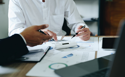 ?？谧砸蝗斯玖鞒?></p><h3>詳細介紹海口注冊一人公司流程</h3><p>第一步：公司名稱核準</p><p>在正式辦理前，需要準備2–3個公司名稱進行核名。名稱通常由“海口 + 字號 + 行業(yè) + 有限公司”組成。核名通過后，才能進入下一步，這是海口注冊一人公司流程中的起點。</p><p>第二步：確定公司基本信息</p><p>包括注冊資本、經(jīng)營范圍、注冊地址、法定代表人等。一人公司多采用認繳制，但仍需合理設定注冊資本數(shù)額。經(jīng)營范圍建議結合實際業(yè)務填寫，避免過寬或過窄。</p><p>第三步：準備并提交注冊材料</p><p>在?？谧砸蝗斯玖鞒讨校牧咸峤皇呛诵沫h(huán)節(jié)，需一次性準備齊全，在線或線下提交至相關部門。</p><p>第四步：領取營業(yè)執(zhí)照</p><p>材料審核通過后，即可領取營業(yè)執(zhí)照正、副本，標志著公司主體正式成立。</p><p>第五步：刻制印章</p><p>包括公章、財務章、法人章等。刻章完成后，公司才具備對外開展業(yè)務和簽署合同的基礎條件。</p><p>第六步：銀行開戶與稅務登記</p><p>完成銀行基本賬戶開戶，并進行稅務報到、稅種核定。這一步直接關系到后續(xù)做賬報稅，是海口注冊一人公司流程中不可忽視的環(huán)節(jié)。<br><img src=