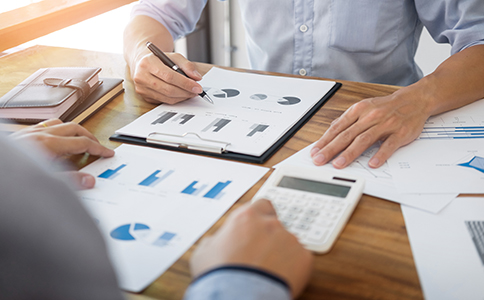 ?？诠咀孕枰裁床牧?></p><h3>海口公司注冊需要什么材料(基礎(chǔ)清單)</h3><p>從整體來看，?？诠咀孕枰裁床牧?，主要取決于公司類型、股東結(jié)構(gòu)以及經(jīng)營范圍，但基礎(chǔ)材料大體相同，主要包括以下幾類：</p><p>首先是公司主體信息材料。包括公司名稱預(yù)先核準(zhǔn)信息、公司注冊地址證明以及擬定的公司經(jīng)營范圍。其中，公司名稱需提前進行核名，建議準(zhǔn)備 3–5 個備用名稱，以提高通過率。注冊地址方面，需提供合法合規(guī)的地址使用證明，這是?？诠咀圆牧现蟹浅ｊP(guān)鍵的一項。</p><p>其次是股東及法定代表人相關(guān)材料。所有股東需提供身份證明文件，法定代表人需明確身份信息及任職文件。若存在多名股東，還需明確各自的出資比例和出資方式，這部分內(nèi)容會體現(xiàn)在公司章程中。</p><p>再次是公司章程及設(shè)立文件。公司章程是工商登記的核心文件之一，需明確公司的組織架構(gòu)、股東權(quán)利義務(wù)、出資安排等內(nèi)容。很多創(chuàng)業(yè)者在這一環(huán)節(jié)容易忽視規(guī)范性，建議在準(zhǔn)備海口注冊公司材料時重點關(guān)注。</p><h3>不同公司類型，?？诠咀圆牧嫌心男﹨^(qū)別</h3><p>在實際辦理過程中，不同類型的企業(yè)，對海口公司注冊需要什么材料的要求也存在一定差異。</p><p>如果注冊的是有限責(zé)任公司，通常需要提供完整的股東信息、公司章程、法定代表人任職文件等材料，適合大多數(shù)創(chuàng)業(yè)者選擇。</p><p>如果是個體工商戶，所需材料相對簡化，一般只需經(jīng)營者身份證明、經(jīng)營場所證明及相關(guān)申請文件即可，但在后續(xù)經(jīng)營規(guī)模擴大時，可能需要重新變更企業(yè)類型。</p><p>此外，若涉及特殊行業(yè)，如餐飲、教育、進出口等，在基礎(chǔ)的?？诠咀运栀Y料之外，還可能需要提前準(zhǔn)備行業(yè)相關(guān)的前置或后置審批材料，這一點在注冊前就需要提前規(guī)劃清楚。<br><img src=