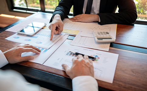 ?？诠咀?></p><h3>海口公司注冊一站式服務(wù)適合哪些企業(yè)</h3><p>從實際情況來看，海口公司注冊一站式服務(wù)尤其適合以下幾類企業(yè)。</p><p>一是初創(chuàng)公司。創(chuàng)業(yè)初期精力有限，通過一站式代辦可以把時間集中在業(yè)務(wù)本身。二是外地企業(yè)在?？谠O(shè)立分支機構(gòu)或新公司，對當(dāng)?shù)卣卟皇煜?，更需要專業(yè)支持。三是計劃長期合規(guī)經(jīng)營的企業(yè)，希望在注冊階段就打好工商和財稅基礎(chǔ)。</p><p>無論是貿(mào)易公司、科技公司還是服務(wù)型企業(yè)，只要涉及在?？诼涞刈?，一站式服務(wù)都具有較高適配度。</p><h3>?？诠咀砸徽臼椒?wù)常見問題與注意事項</h3><p>在選擇?？诠咀砸徽臼椒?wù)時，創(chuàng)業(yè)者也應(yīng)關(guān)注幾個關(guān)鍵點。</p><p>首先是服務(wù)內(nèi)容是否清晰，是否真正覆蓋工商注冊、稅務(wù)登記等核心環(huán)節(jié)。其次是注冊地址的合規(guī)性，避免因地址問題影響后續(xù)經(jīng)營。再次是費用結(jié)構(gòu)是否透明，是否存在后期隱性收費。</p><p>此外，企業(yè)在注冊完成后應(yīng)按時記賬報稅，一站式服務(wù)若能順利銜接后續(xù)財稅管理，將更有利于企業(yè)長期發(fā)展。</p><h3>總結(jié)與專業(yè)建議</h3><p>綜合來看，?？诠咀砸徽臼椒?wù)通過整合工商、稅務(wù)及配套環(huán)節(jié)，為企業(yè)提供了高效、省心、規(guī)范的注冊解決方案。尤其是在政策環(huán)境不斷變化的背景下，專業(yè)代辦服務(wù)更有助于企業(yè)少走彎路。</p><p>如果你正在考慮在?？谠O(shè)立公司，或希望高效完成公司注冊相關(guān)事宜，建議隨時咨詢?？阢茣?。?？阢茣嬙诠咀?、一站式工商代辦及企業(yè)財稅服務(wù)方面經(jīng)驗豐富，能夠根據(jù)企業(yè)實際需求提供專業(yè)支持，助力企業(yè)順利落地、合規(guī)經(jīng)營。</p><div   id=