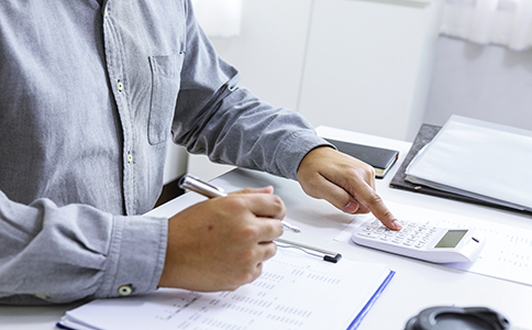 ?？诰惩夤咀?></p><h3>?？诰惩夤咀粤鞒讨械某Ｒ妴栴}與注意事項(xiàng)</h3><p>在辦理過程中，企業(yè)經(jīng)常會遇到一些共性問題。首先是對流程理解不清，誤以為境外公司注冊與國內(nèi)流程完全一致，結(jié)果在資料準(zhǔn)備階段頻繁返工。</p><p>其次是忽視合規(guī)要求。部分企業(yè)只關(guān)注注冊是否完成，卻忽略后續(xù)維護(hù)及合規(guī)義務(wù)，容易埋下經(jīng)營風(fēng)險。</p><p>此外，注冊周期預(yù)期不合理也是常見問題之一。不同境外地區(qū)審核時間差異較大，若未提前規(guī)劃，可能影響整體業(yè)務(wù)安排。</p><p>因此，在推進(jìn)?？诰惩夤咀粤鞒虝r，應(yīng)從合規(guī)性、時效性和長期經(jīng)營角度綜合考慮，而不是只追求“盡快拿證”。</p><h3>為什么選擇專業(yè)機(jī)構(gòu)辦理?？诰惩夤咀粤鞒?/h3><p>從實(shí)際經(jīng)驗(yàn)來看，選擇專業(yè)機(jī)構(gòu)協(xié)助辦理?？诰惩夤咀粤鞒?，往往能顯著提升成功率和效率。</p><p>一方面，專業(yè)機(jī)構(gòu)熟悉各類境外公司設(shè)立要求，能夠根據(jù)企業(yè)實(shí)際情況制定更合適的注冊方案，避免不必要的調(diào)整。</p><p>另一方面，在資料準(zhǔn)備、溝通對接以及進(jìn)度跟進(jìn)方面，專業(yè)團(tuán)隊(duì)能夠進(jìn)行全流程把控，減少企業(yè)自身投入的時間成本。</p><p>同時，對于首次接觸境外公司設(shè)立的企業(yè)來說，專業(yè)機(jī)構(gòu)還能在合規(guī)和后續(xù)維護(hù)層面給予持續(xù)指導(dǎo)，有效降低經(jīng)營風(fēng)險。</p><h3>總結(jié)</h3><p>整體來看，海口境外公司注冊流程涉及前期規(guī)劃、資料準(zhǔn)備、注冊申請以及后續(xù)合規(guī)等多個環(huán)節(jié)，每一步都直接影響注冊效率和企業(yè)未來運(yùn)營。企業(yè)在辦理過程中，應(yīng)提前做好整體規(guī)劃，充分了解流程要求，并結(jié)合自身情況選擇合適的辦理方式。</p><p>如果你在實(shí)際操作中對?？诰惩夤咀粤鞒?、材料準(zhǔn)備或具體執(zhí)行細(xì)節(jié)仍存在疑問，建議隨時咨詢?？阢茣?jì)。由經(jīng)驗(yàn)豐富的專業(yè)團(tuán)隊(duì)提供一對一指導(dǎo)和全流程服務(wù)，幫助企業(yè)高效、合規(guī)地完成境外公司注冊，為后續(xù)業(yè)務(wù)發(fā)展打下穩(wěn)固基礎(chǔ)。</p>                </div>
                <p class=