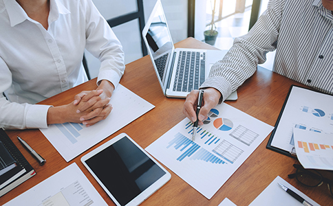 ?？诠咀缘幕玖鞒?></p><h3>?？诠咀缘幕玖鞒?/h3><p>在?？谧怨?，一般需要經(jīng)過以下幾個(gè)關(guān)鍵流程：</p><p>1. 公司名稱核準(zhǔn)</p><p>注冊公司的第一步是核準(zhǔn)公司名稱。企業(yè)需準(zhǔn)備多個(gè)備選名稱，提交至?？谑袌霰O(jiān)管局進(jìn)行審核。審核通過后，名稱才能正式使用，并用于后續(xù)的工商登記。名稱核準(zhǔn)通常需要提供股東身份信息、公司類型及經(jīng)營范圍等基本信息。</p><p>2. 辦理公司注冊地址</p><p>公司注冊必須有一個(gè)合法的注冊地址，可以是自有房產(chǎn)或租賃合同。注冊地址需符合工商局要求，且部分行業(yè)對注冊地址有特定要求。企業(yè)可選擇自有辦公地址，也可以通過專業(yè)代理機(jī)構(gòu)提供的注冊地址服務(wù)，方便快捷。</p><p>3. 編制公司章程及股東信息登記</p><p>公司章程是公司運(yùn)營的基本規(guī)則，需明確公司經(jīng)營范圍、注冊資本、股東出資比例及管理結(jié)構(gòu)。股東身份信息也需進(jìn)行登記，包括身份證明或法人資格文件。章程和股東信息將隨工商登記一同提交，成為公司合法運(yùn)營的重要依據(jù)。</p><p>4. 工商登記申請</p><p>提交名稱核準(zhǔn)通知、注冊地址證明、公司章程及股東信息等材料，向?？谑袌霰O(jiān)管局申請工商登記。登記通過后，將獲得營業(yè)執(zhí)照，標(biāo)志著公司正式成立，具備獨(dú)立法人資格。</p><p>5. 刻章及銀行開戶</p><p>獲得營業(yè)執(zhí)照后，需刻制公司公章、財(cái)務(wù)章、法人章等，并在銀行開設(shè)公司基本賬戶。銀行開戶需要提供營業(yè)執(zhí)照、法人身份證及公司章程等材料，賬戶開立后才能進(jìn)行公司資金往來及稅務(wù)申報(bào)。</p><p>6. 稅務(wù)登記及社保開戶</p><p>公司成立后，需要在?？诙悇?wù)局進(jìn)行稅務(wù)登記，申請開具發(fā)票和辦理稅務(wù)相關(guān)事項(xiàng)。同時(shí)，公司需為員工繳納社會保險(xiǎn)和住房公積金，確保合法合規(guī)運(yùn)營。<br><img src=