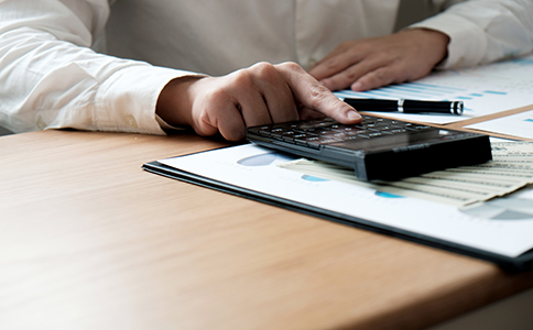 ?？诠咀孕枰裁床牧?></p><h3>詳細介紹海口公司注冊需要什么材料</h3><p>從整體來看，?？诠咀孕枰裁床牧?，主要圍繞“主體信息、經(jīng)營信息、地址信息”三大核心展開。首先是公司設立的基礎資料，包括公司名稱、注冊資本、股東及出資比例、經(jīng)營范圍等內容，這些信息需要在提交材料前統(tǒng)一規(guī)劃清楚，避免反復修改。</p><p>其次是人員相關材料，通常包括法人、股東、監(jiān)事等人員的身份信息，用于工商系統(tǒng)備案。需要注意的是，所有人員信息必須真實有效，一旦信息不一致，容易被退回重新提交。</p><p>再次是注冊地址相關材料。?？诠咀詫Φ刂氛鎸嵭詫徍溯^為嚴格，注冊地址需符合工商使用要求。不同區(qū)在實際審核尺度上略有差異，提前確認地址是否可用于注冊非常關鍵。</p><p>因此，理解清楚海口公司注冊需要什么材料，并按要求準備齊全，是提高注冊效率的關鍵一步。<br><img src=