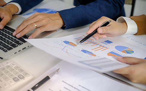 ?？诠咀郧暗臏蕚?></p><h3>一、?？诠咀郧暗臏蕚?/h3><p>在正式提交注冊申請之前，企業(yè)需要做好以下準備工作：</p><p>1. 明確公司類型</p><p>- 有限責任公司、一人有限公司、合伙企業(yè)、外資公司等類型，注冊流程略有差異。</p><p>- 根據(jù)自身經(jīng)營模式和投資需求選擇適合的公司類型。</p><p>2. 確定公司名稱</p><p>- 公司名稱應符合工商規(guī)范，避免與已有公司重復。</p><p>- 建議準備3-5個備選名稱，提高核準通過率。</p><p>3. 規(guī)劃注冊資本</p><p>- 根據(jù)行業(yè)和企業(yè)規(guī)模合理設(shè)置注冊資本。</p><p>- 特殊行業(yè)可能有最低注冊資本要求。</p><p>4. 選擇注冊地址</p><p>- 注冊公司必須提供合法注冊地址，可為自有房產(chǎn)或租賃地址。</p><p>- 地址證明需加蓋房東或物業(yè)公章。</p><p>5. 明確經(jīng)營范圍</p><p>- 注冊時需填寫經(jīng)營范圍，確保合法合規(guī)。</p><p>- 建議根據(jù)企業(yè)主營業(yè)務(wù)詳細規(guī)劃經(jīng)營范圍，以便銀行開戶及稅務(wù)登記。</p><h3>二、?？诠咀匀鞒淘敿氄f明</h3><p>1. 公司名稱核準</p><p>- 流程說明：向海口市工商行政管理部門提交擬注冊公司名稱，由工商局進行核準。</p><p>- 注意事項：名稱應符合規(guī)范，不得與已有公司重復或含有敏感詞匯。</p><p>- 時間周期：一般1–3個工作日。</p><p>2. 材料準備與提交</p><p>- 所需材料：</p><p>1. 股東及法定代表人身份證明</p><p>2. 公司章程</p><p>3. 注冊地址證明</p><p>4. 注冊資本及出資方式說明</p><p>5. 經(jīng)營范圍說明</p><p>6. 董事、監(jiān)事及經(jīng)理信息</p><p>- 提交方式：可通過工商窗口或官方電子政務(wù)平臺提交。</p><p>- 時間周期：準備齊全材料一般需要3–7天。</p><p>3. 工商注冊審批</p><p>- 流程說明：工商局審核提交的材料，確認股東信息、經(jīng)營范圍、注冊地址及注冊資本等。</p><p>- 注意事項：材料必須完整、規(guī)范，否則會被退回或要求補充材料。</p><p>- 時間周期：一般5–15個工作日，特殊行業(yè)可能延長。</p><p>4. 領(lǐng)取營業(yè)執(zhí)照</p><p>- 流程說明：審批通過后，企業(yè)可領(lǐng)取營業(yè)執(zhí)照，標志公司正式成立。</p><p>- 注意事項：核對營業(yè)執(zhí)照信息是否正確，包括公司名稱、法定代表人及經(jīng)營范圍。</p><p>- 時間周期：一般1–3個工作日。</p><p>5. 刻章及銀行開戶</p><p>- 流程說明：公司成立后，需要刻制公章、財務(wù)章、合同章，并開立企業(yè)銀行賬戶。</p><p>- 注意事項：刻章必須按照工商規(guī)定刻制，銀行開戶需提交公司章程、營業(yè)執(zhí)照及法人身份證等材料。</p><p>- 時間周期：一般3–5天。</p><p>6. 稅務(wù)登記及發(fā)票申請</p><p>- 流程說明：領(lǐng)取營業(yè)執(zhí)照后，應在規(guī)定時間內(nèi)完成稅務(wù)登記、發(fā)票申請及納稅事項辦理。</p><p>- 注意事項：企業(yè)必須按規(guī)定申報稅務(wù)，否則可能面臨罰款。</p><p>- 時間周期：一般5–10天。</p><p>7. 后續(xù)增值服務(wù)(可選)</p><p>- 服務(wù)內(nèi)容：</p><p>- 社保及公積金開戶</p><p>- 財務(wù)管理與賬務(wù)處理</p><p>- 年度報告及變更備案</p><p>- 優(yōu)勢：一站式服務(wù)讓企業(yè)在注冊完成后快速進入合規(guī)運營狀態(tài)。<br><img src=