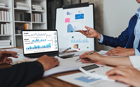 ?？谧怨臼裁戳鞒淘斀?></p><h3>海口注冊公司什么流程詳解</h3><p>很多創(chuàng)業(yè)者在創(chuàng)業(yè)初期都會關(guān)心?？谧怨臼裁戳鞒蹋瑢嶋H上注冊公司整體流程并不復(fù)雜，但需要按照規(guī)定步驟逐一辦理。</p><p>首先是企業(yè)名稱核準。創(chuàng)業(yè)者需要準備3到5個公司名稱，通過工商系統(tǒng)進行核名申請，確保名稱沒有重復(fù)并符合相關(guān)規(guī)定。核名通過后，才能進入下一步注冊流程。</p><p>其次是提交公司注冊資料。在核名成功之后，需要提交公司注冊所需的相關(guān)材料，例如法人和股東身份證信息、注冊地址證明、注冊資本信息以及經(jīng)營范圍等內(nèi)容。相關(guān)材料需要按照工商部門要求填寫并提交。</p><p>第三步是工商登記審批。工商部門在收到申請材料后，會對企業(yè)提交的資料進行審核。如果資料齊全并符合規(guī)定，通常在幾個工作日內(nèi)即可完成審批。</p><p>第四步是領(lǐng)取營業(yè)執(zhí)照。工商審核通過之后，企業(yè)就可以領(lǐng)取營業(yè)執(zhí)照。營業(yè)執(zhí)照是公司合法經(jīng)營的重要憑證，領(lǐng)取之后企業(yè)即可正式成立。</p><p>第五步是刻章備案。公司成立后需要刻制公章、財務(wù)章、法人章等印章，并進行備案，這些印章在企業(yè)日常經(jīng)營中會經(jīng)常使用。</p><p>第六步是銀行開戶。公司成立后需要到銀行開設(shè)企業(yè)基本賬戶，用于企業(yè)資金往來和日常經(jīng)營。</p><p>最后是稅務(wù)登記。企業(yè)領(lǐng)取營業(yè)執(zhí)照后，還需要到稅務(wù)部門進行登記，并按規(guī)定進行稅務(wù)申報。了解清楚?？谧怨臼裁戳鞒?，可以幫助創(chuàng)業(yè)者更高效地完成公司注冊。</p><h3>?？谧怨拘枰男┎牧?/h3><p>在了解海口注冊公司什么流程的同時，創(chuàng)業(yè)者還需要準備好相關(guān)材料。通常情況下，注冊公司需要準備以下資料。</p><p>首先是公司名稱。創(chuàng)業(yè)者需要提前準備多個公司名稱，以提高核名通過率。公司名稱通常由行政區(qū)劃、字號、行業(yè)特點以及組織形式組成。</p><p>其次是法人及股東身份證明。公司注冊時需要提供法人以及股東的身份證信息，如果股東是企業(yè)，還需要提供營業(yè)執(zhí)照復(fù)印件等資料。</p><p>第三是公司注冊地址材料。注冊公司需要提供合法有效的注冊地址證明，例如房屋租賃合同或產(chǎn)權(quán)證明等。</p><p>第四是注冊資本信息。雖然現(xiàn)在實行認繳制，但仍然需要填寫注冊資本金額以及出資比例。</p><p>第五是經(jīng)營范圍。經(jīng)營范圍需要根據(jù)企業(yè)實際經(jīng)營內(nèi)容填寫，同時要符合工商登記規(guī)范。</p><p>準備齊全這些材料后，就可以按照海口注冊公司什么流程進行提交申請，從而順利完成公司注冊。<br><img src=